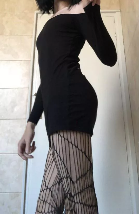 I love my figure in this dress 🖤