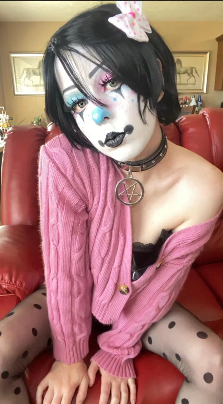 Pastel goth clown girl here for your party🥳