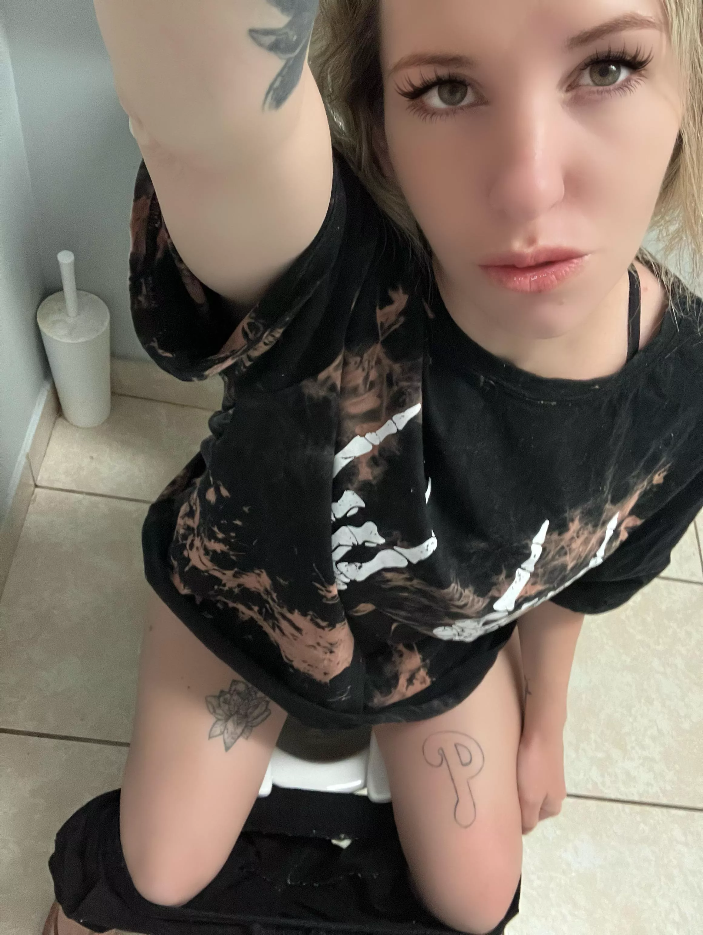 Pee and looking cute ðŸ¥° on the toilet ðŸš½