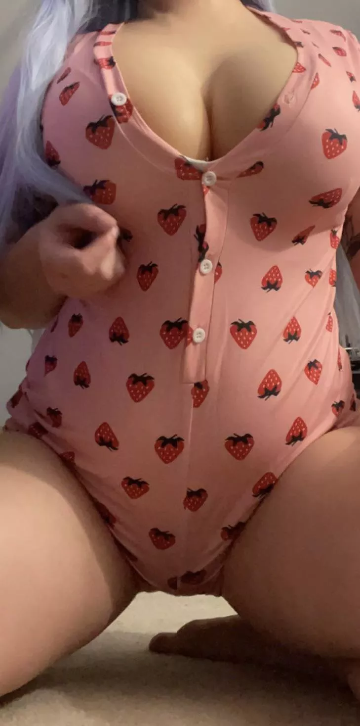 Strawberry Onesie 🍓 [F]