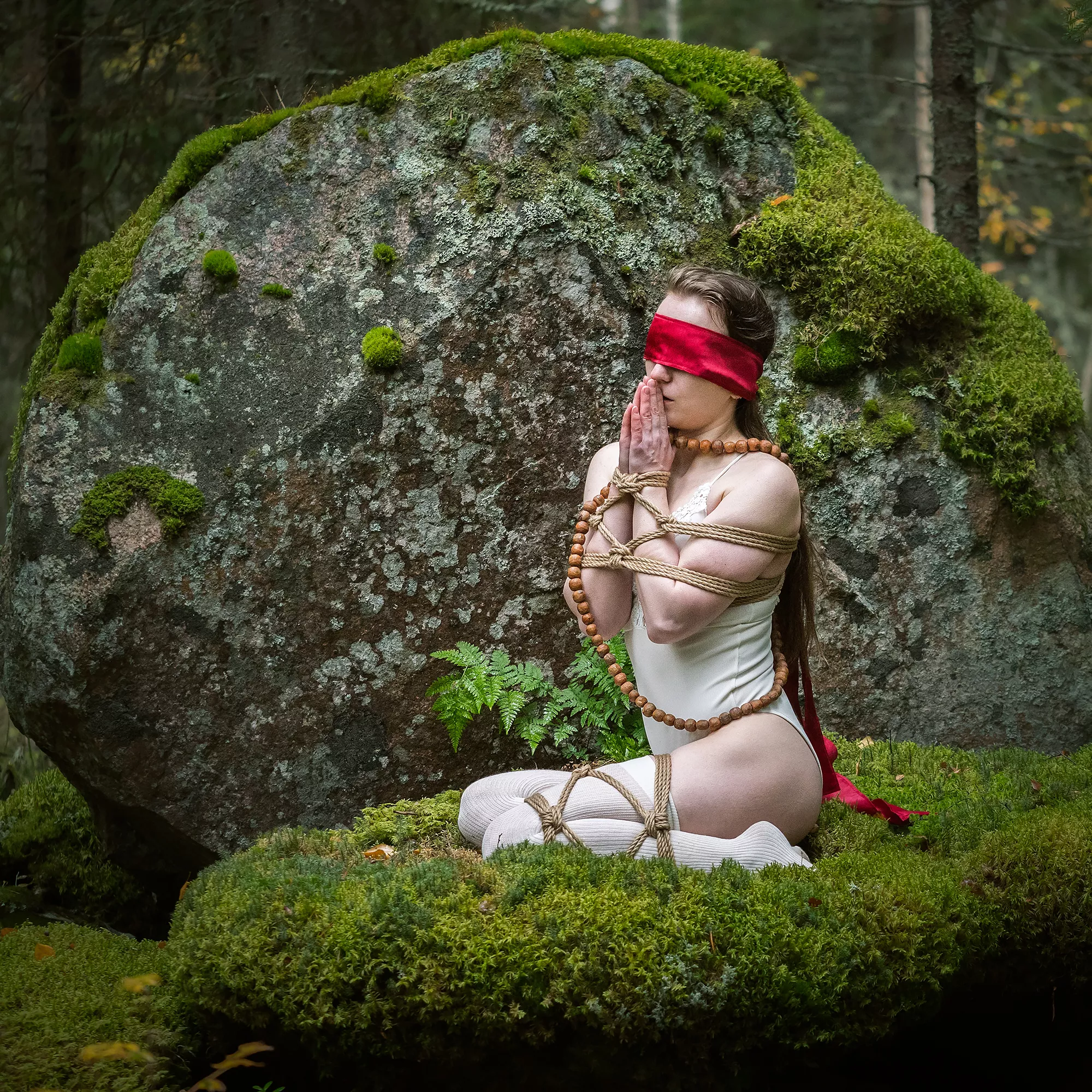 'Autumnal sacrifice' ðŸ‚ Nature shibari photoshoot!