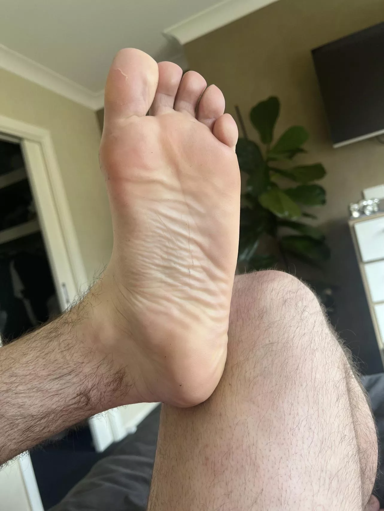 Lick every wrinkle on my sole 😏