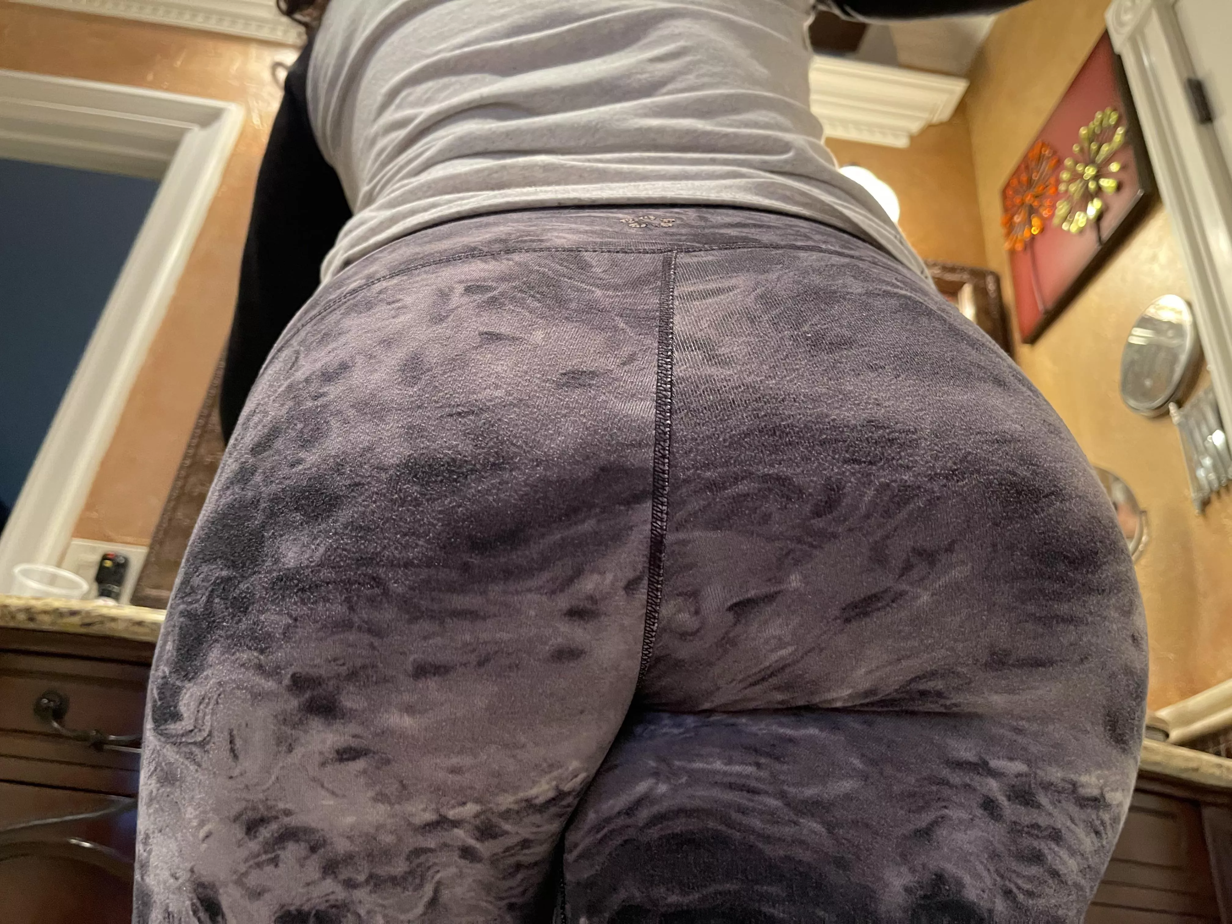 My leggings are trying theyâ€™re best but Iâ€™ve got a lot of booty.