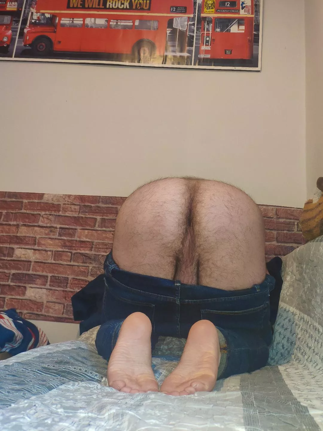 Hairy ass and jeans, nothing else 😌