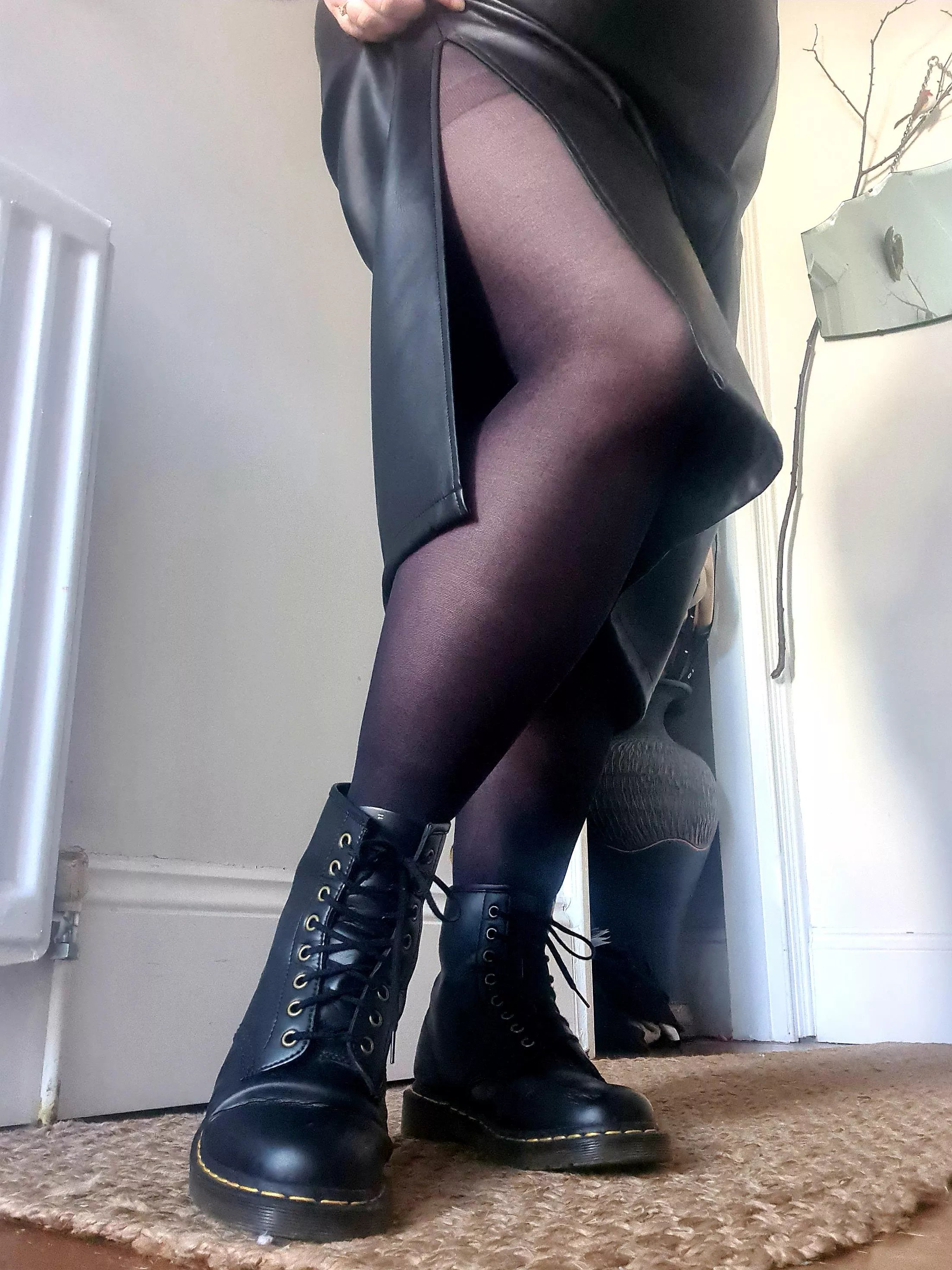 It's officially pantyhose weather here in the UK ðŸ¥°