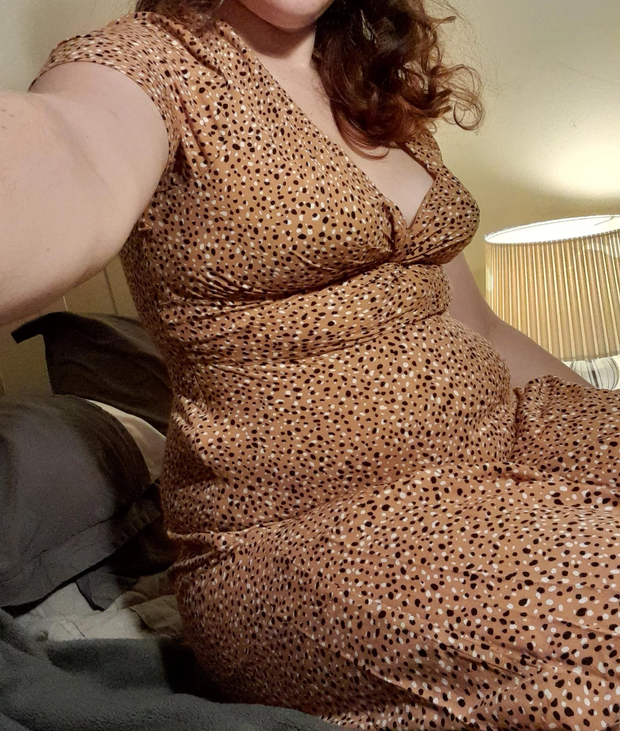 Showing off my curves in a pretty dress 🥰