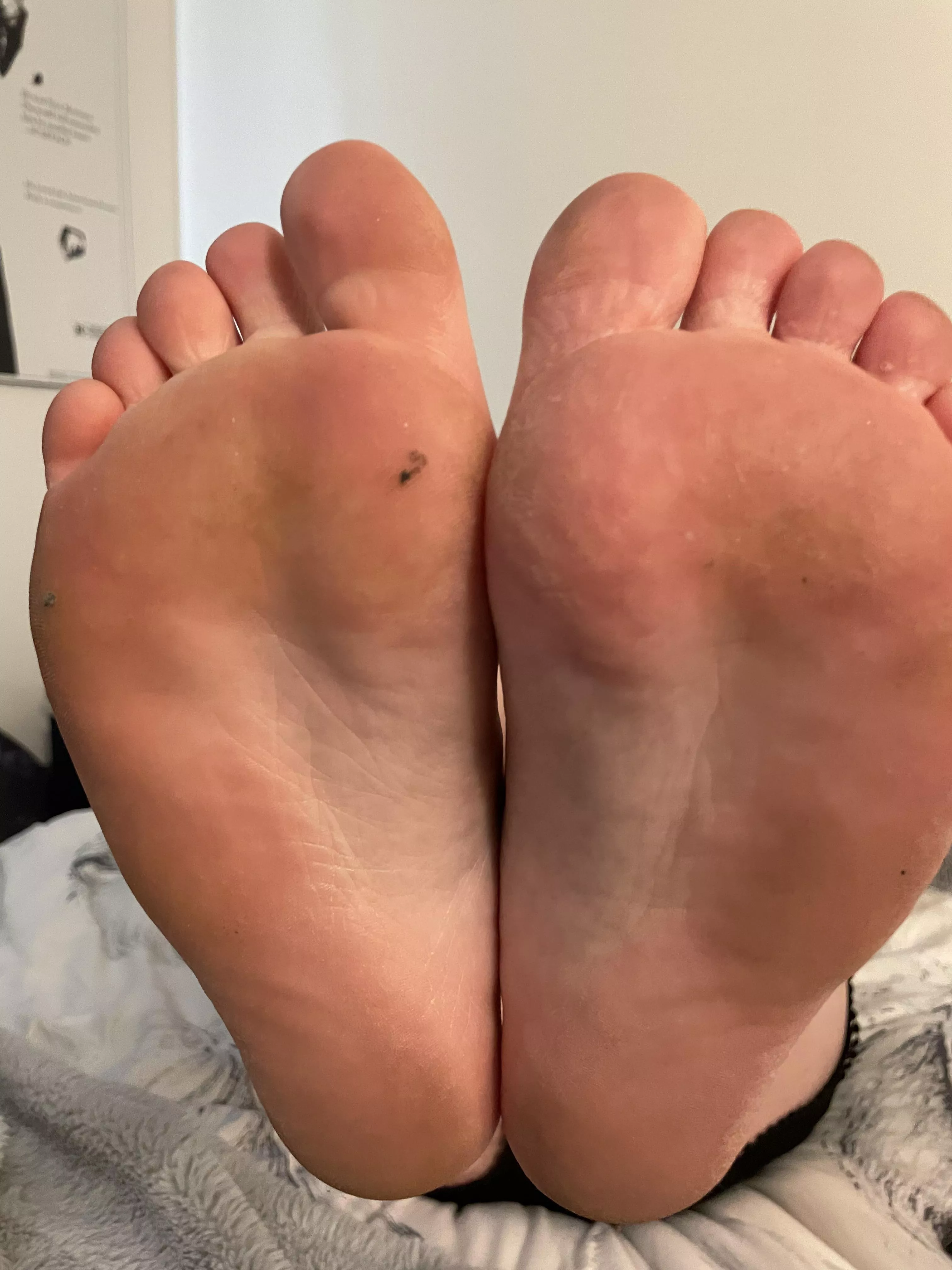 Who wants a sniff of my stinky dirty feet? 😈