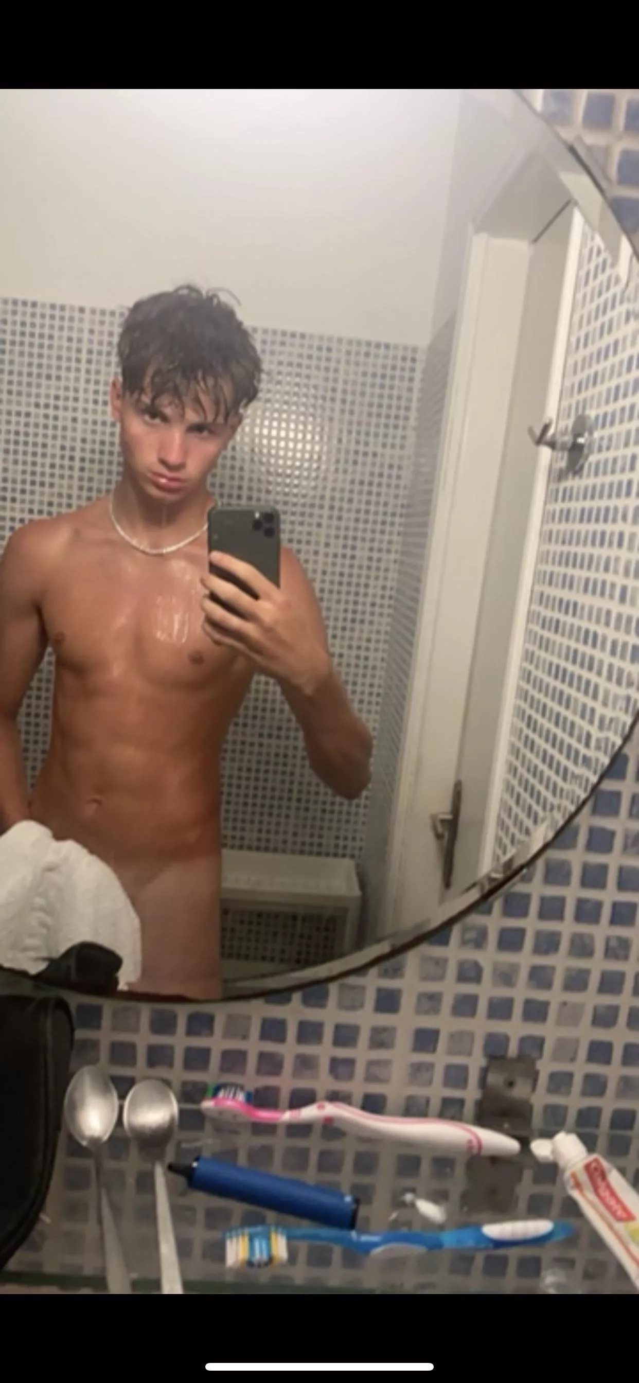 who wants to see this twinks dick?👀😘