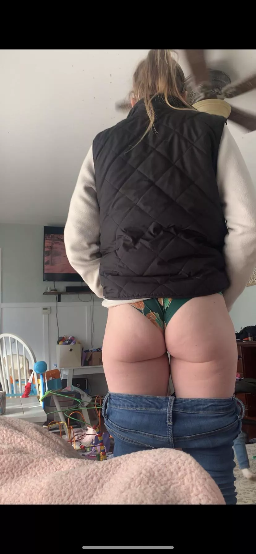 Lots of wifeâ€™s ass for trade - dm sample here