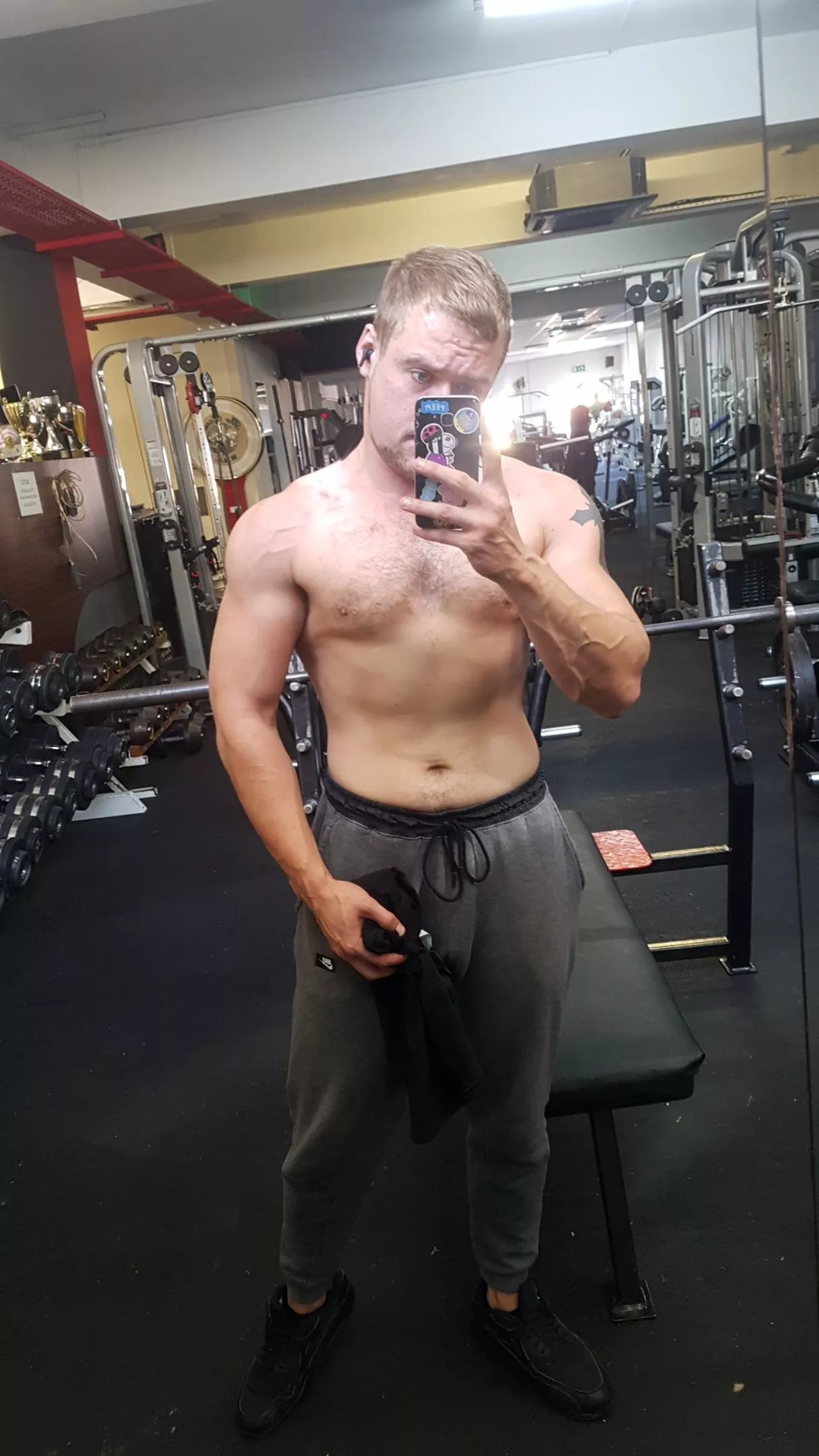 [m] Gyms empty, what we doing?😏