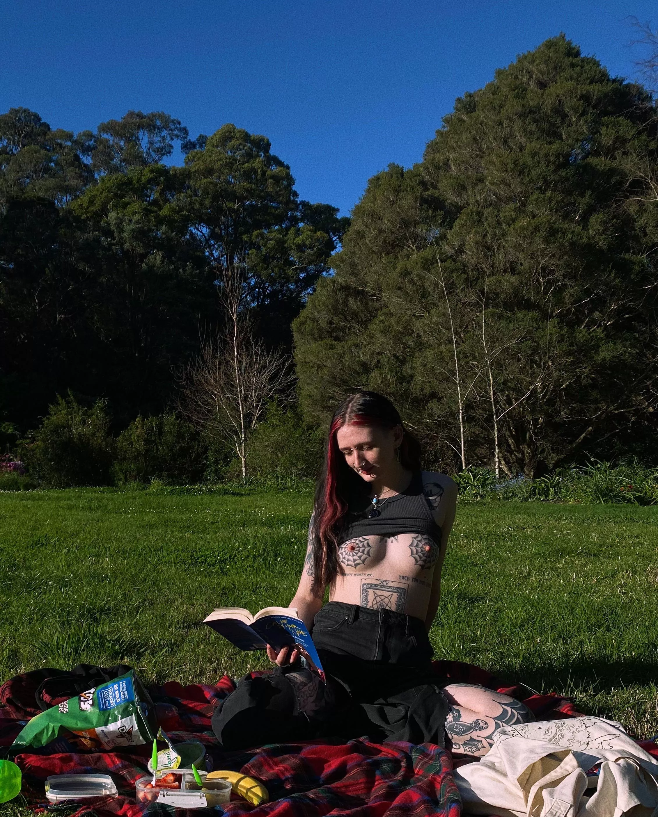 Reading my gay little book in the gardensâ¤ï¸