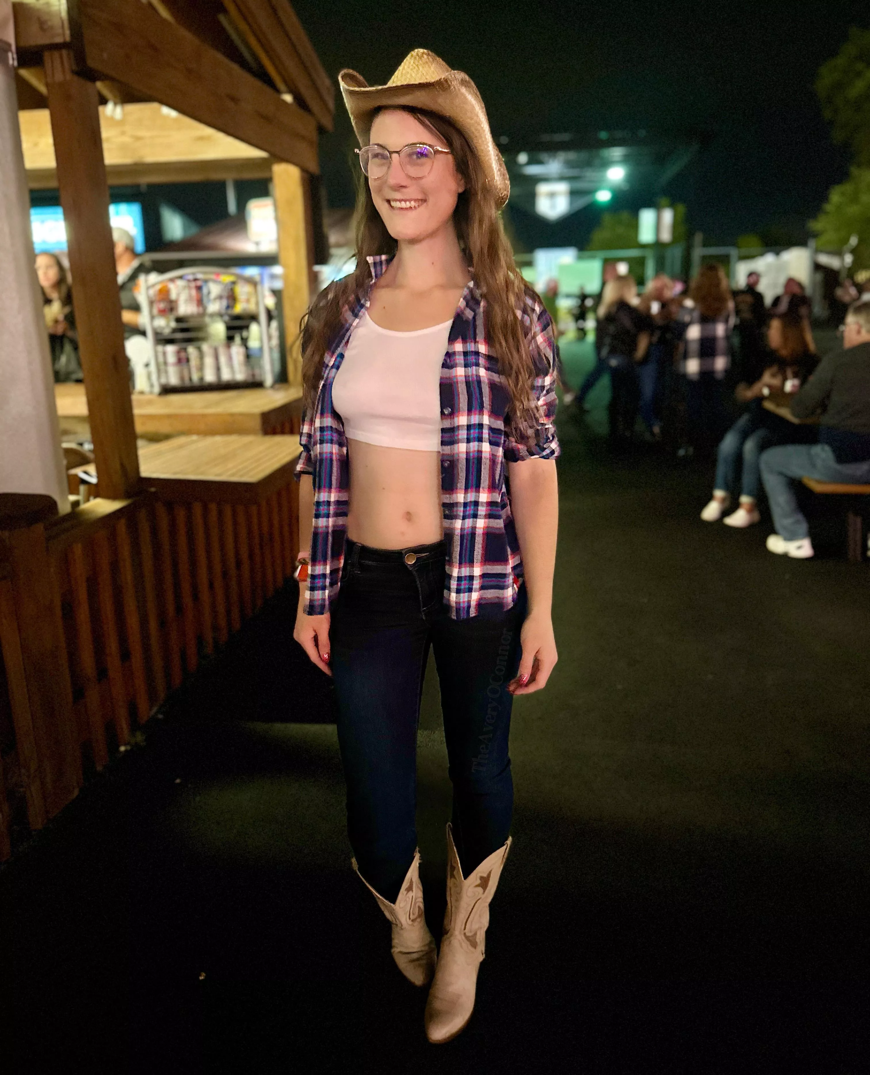 Cropped white shirt with a plaid shirt is perfect for a country concert