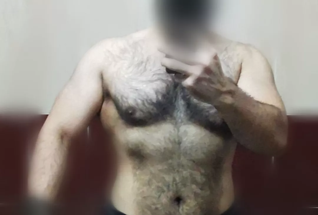 33 Bear muscle daddy looking for my hairless son