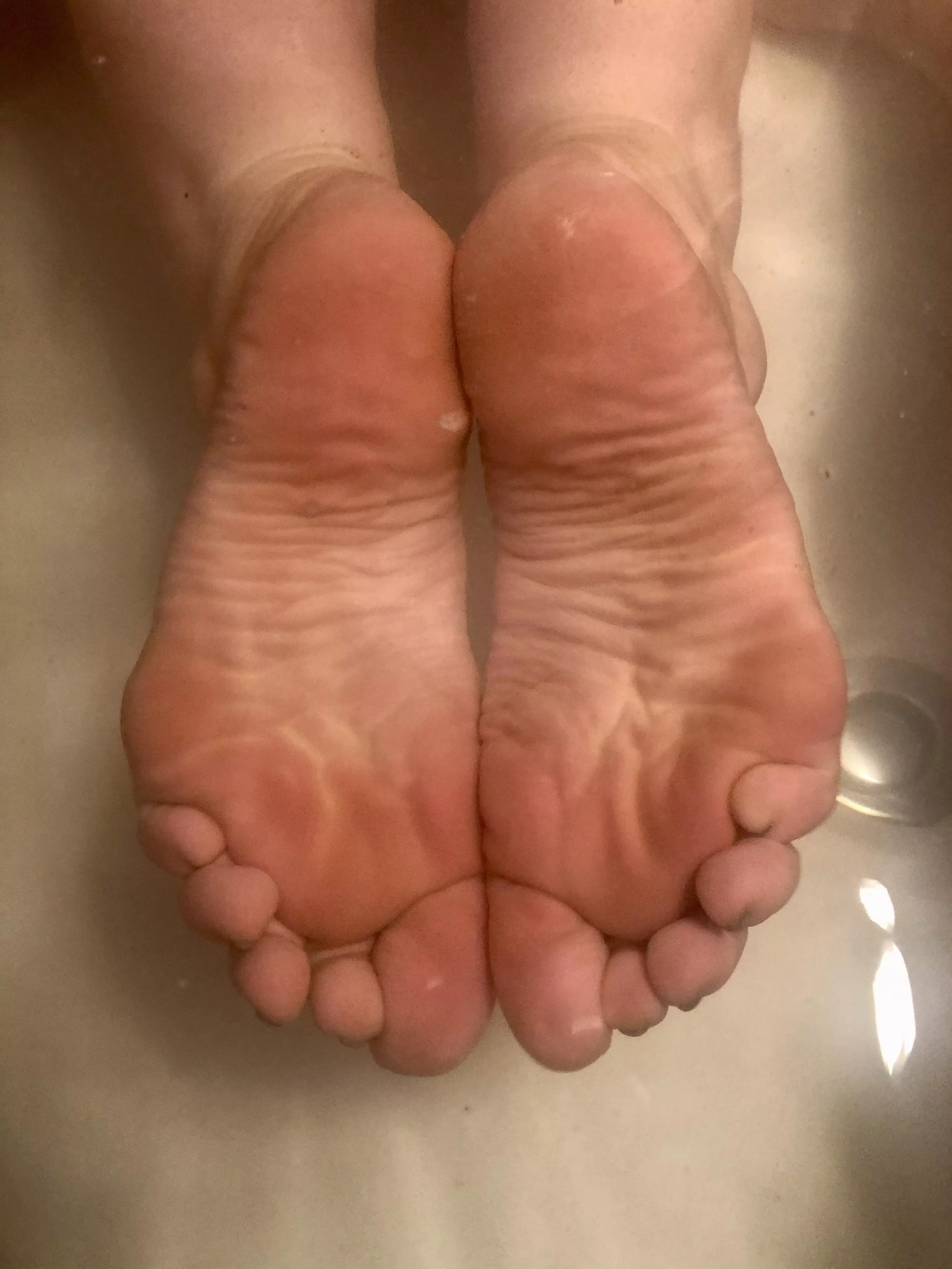 Any fans of wrinkly soles in the bath? 🥵