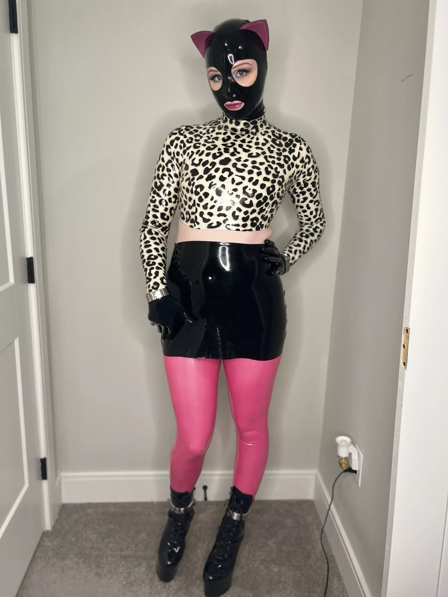 Chaste latex kitty [f]