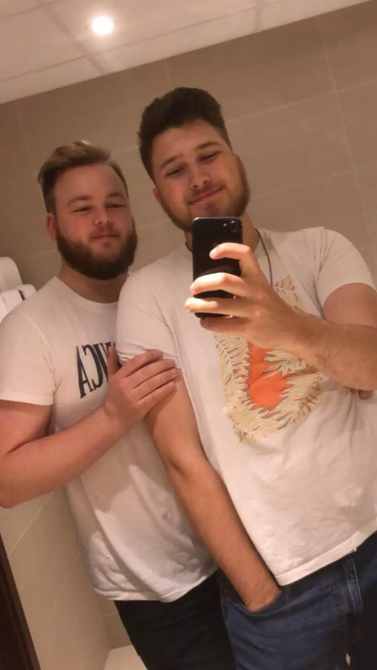 I recently turned 22 and my boyfriend and I spent the whole day in the other side of the country! Hereâ€™s the obligatory hotel bathroom selfieðŸ˜