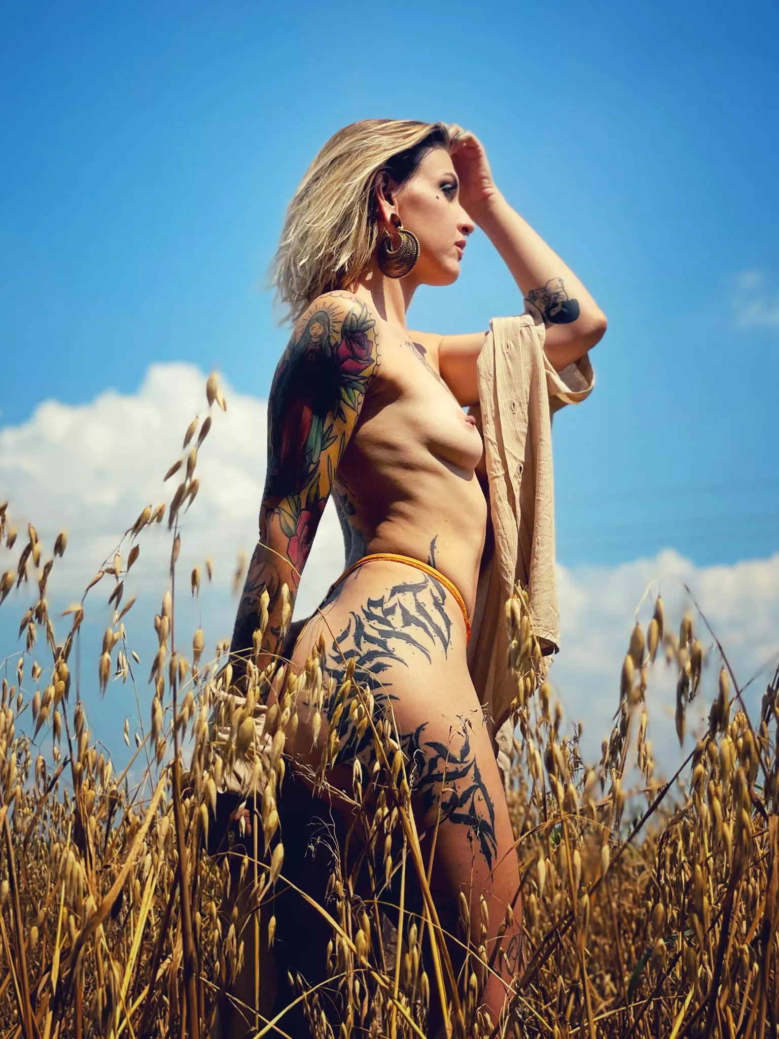 Alt babe gone wild in the field