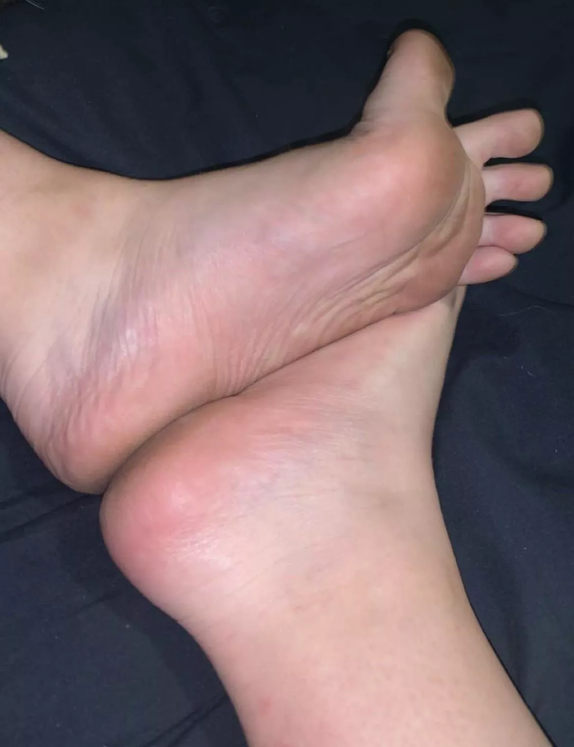 I want someone to cum all over these soft feet