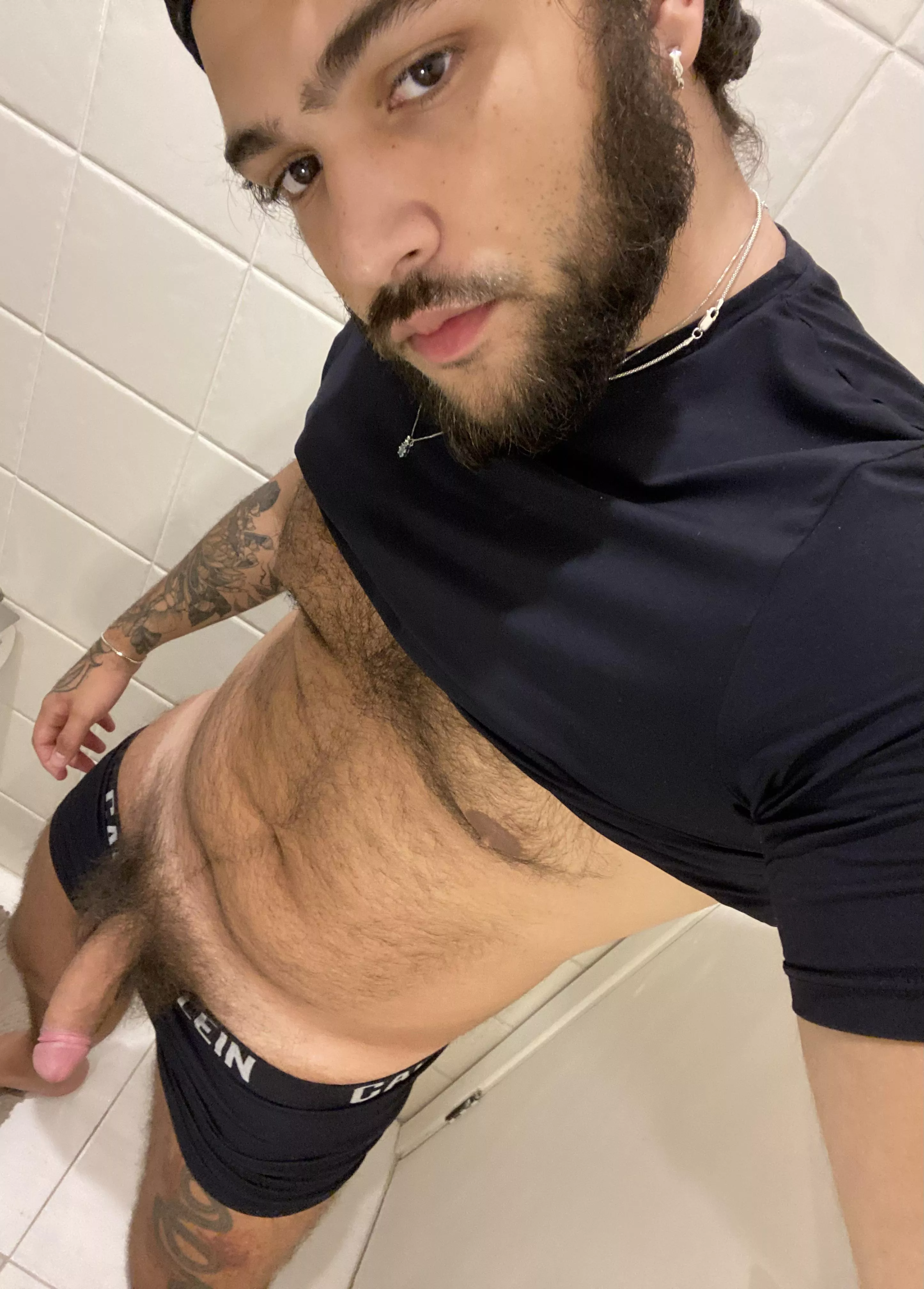 If u like a hairy cock u can suck mine 👅