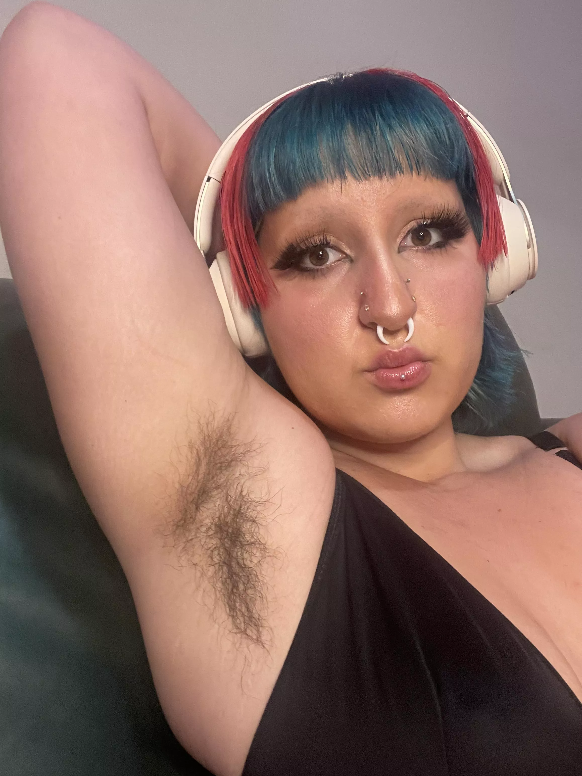 Pit hair makes me feel so sexy