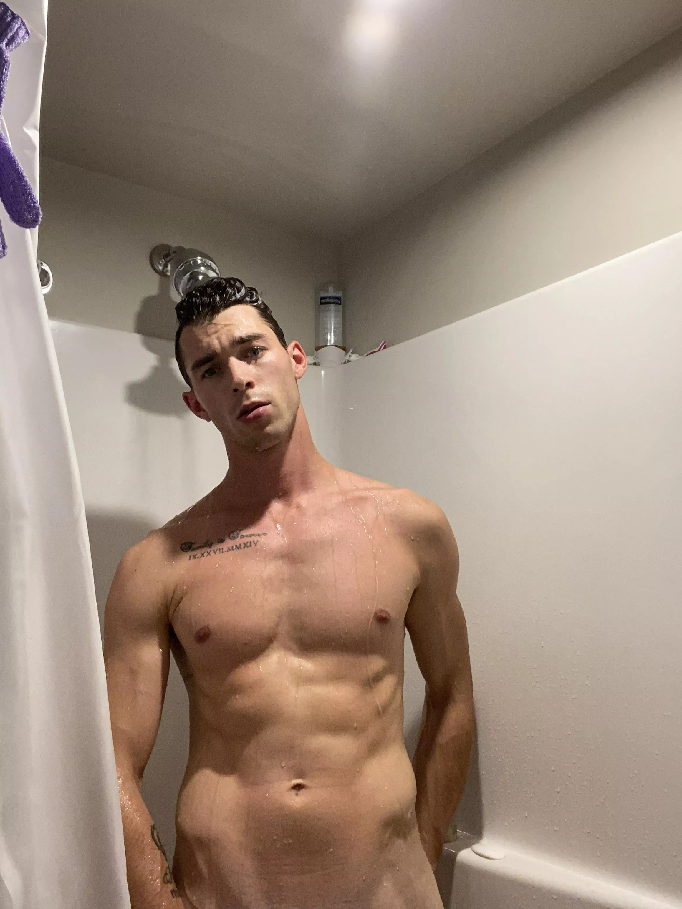 Who wants to join me in the shower?😈