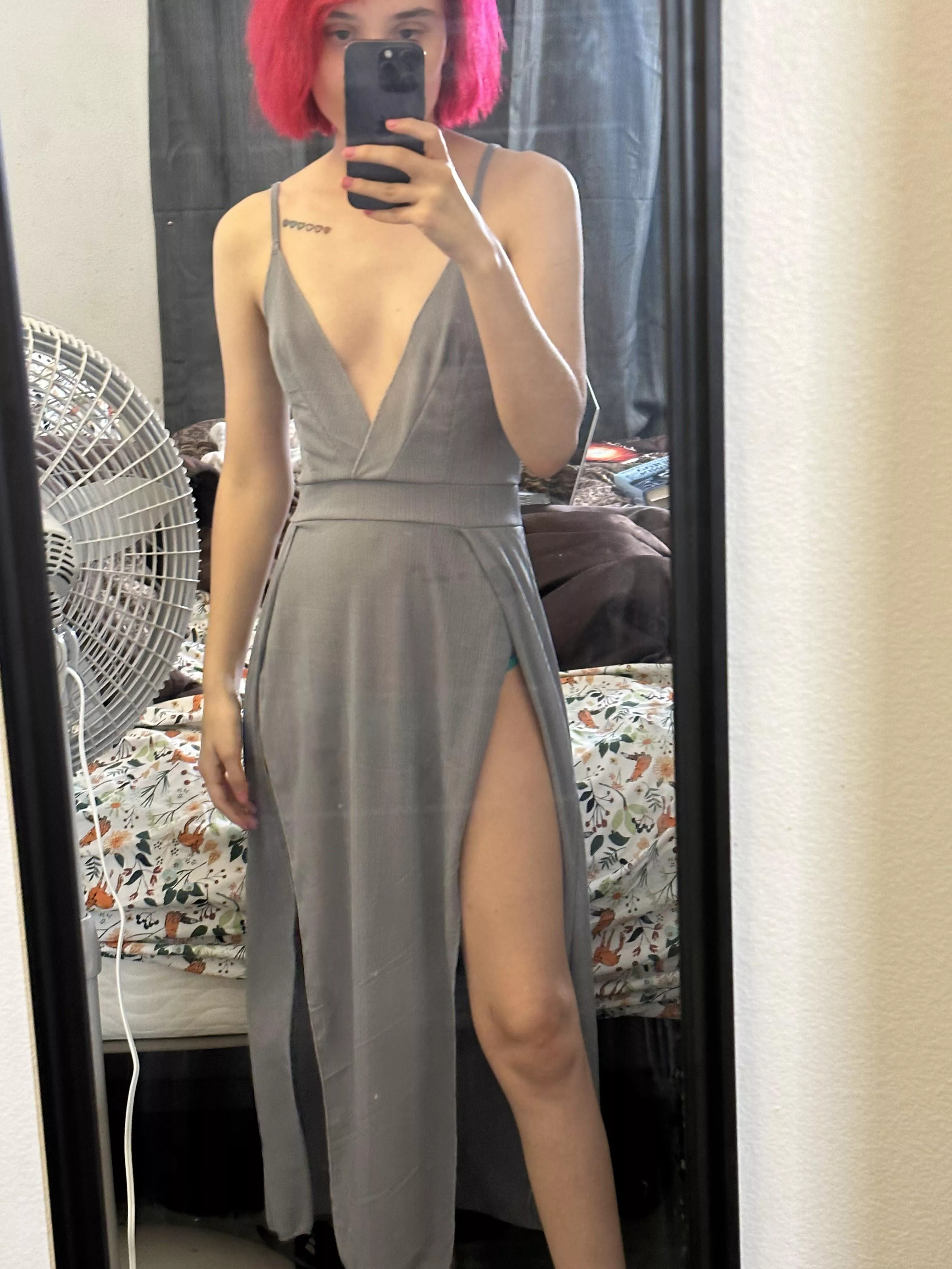 does this dress suit my little body