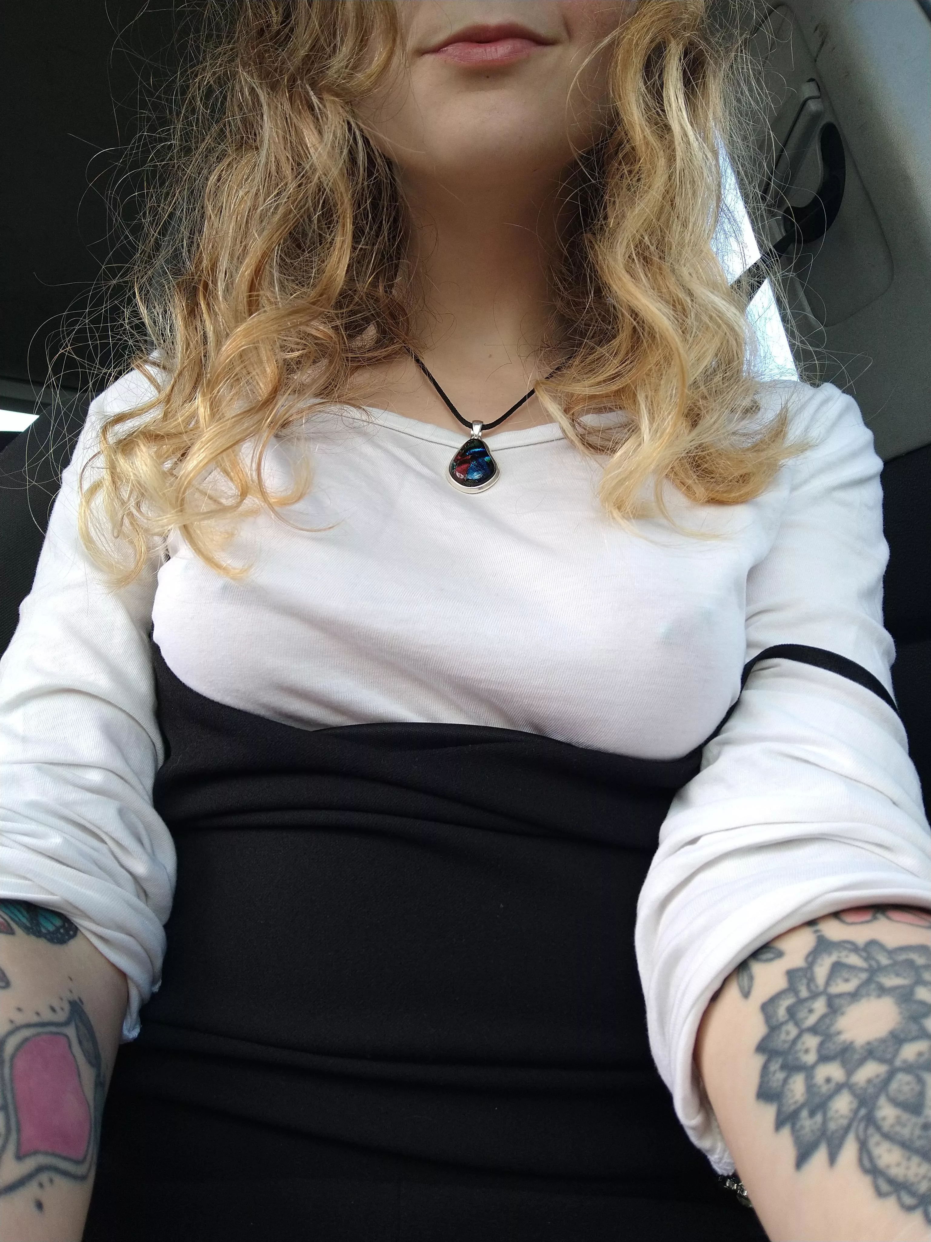 [f] Hey Autumn from England here! Pierced nips & white T sneaky car selfie 🥰