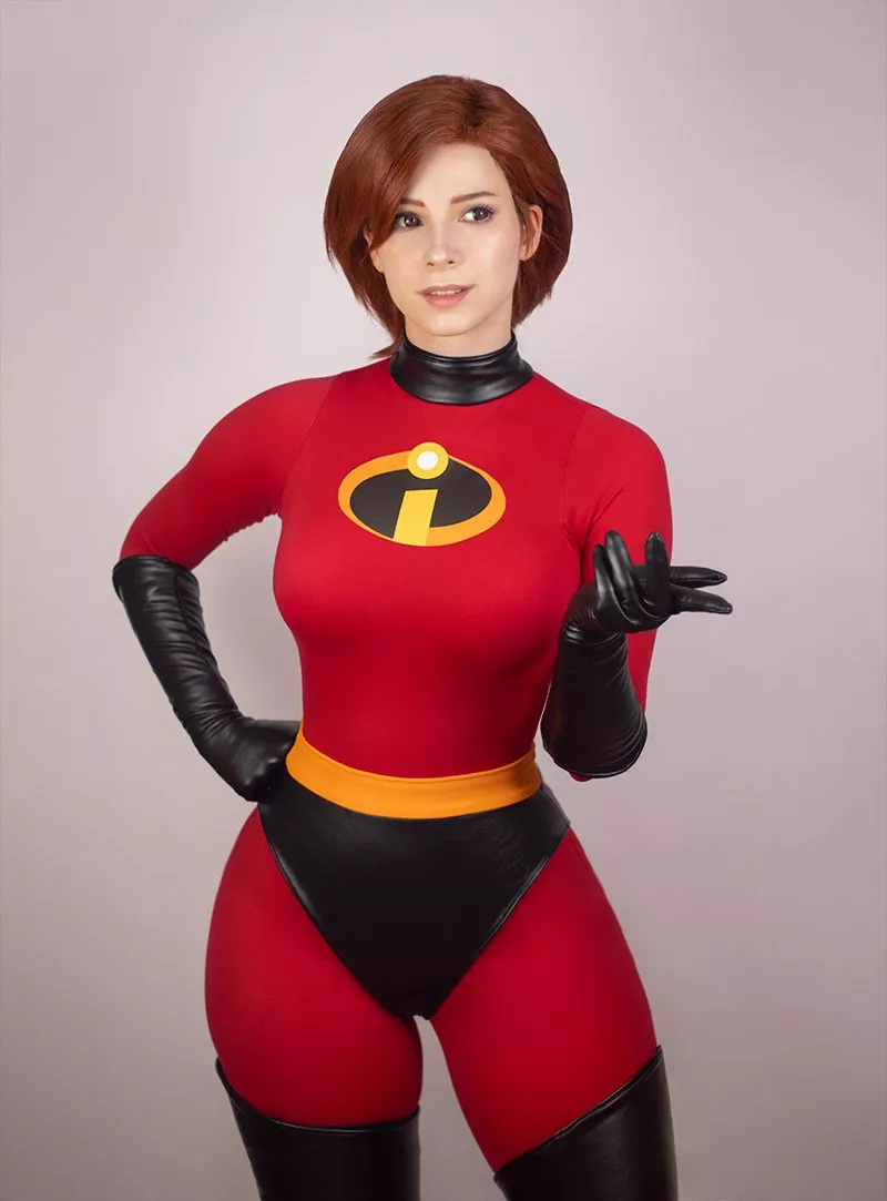 Incredible Elastigirl cosplay @EnjiNight