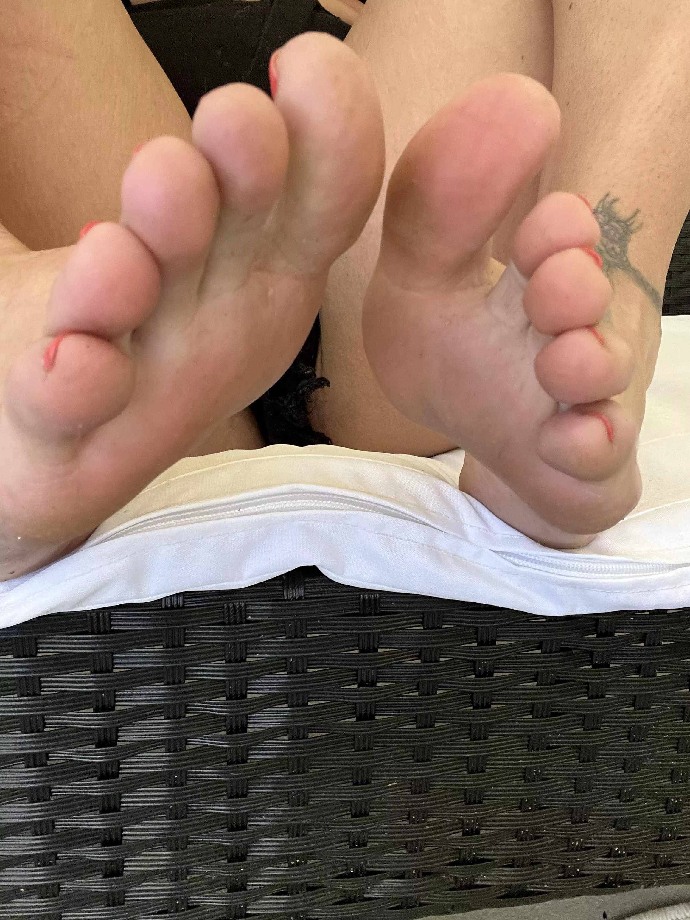 Let me jerk you off with my feet😈