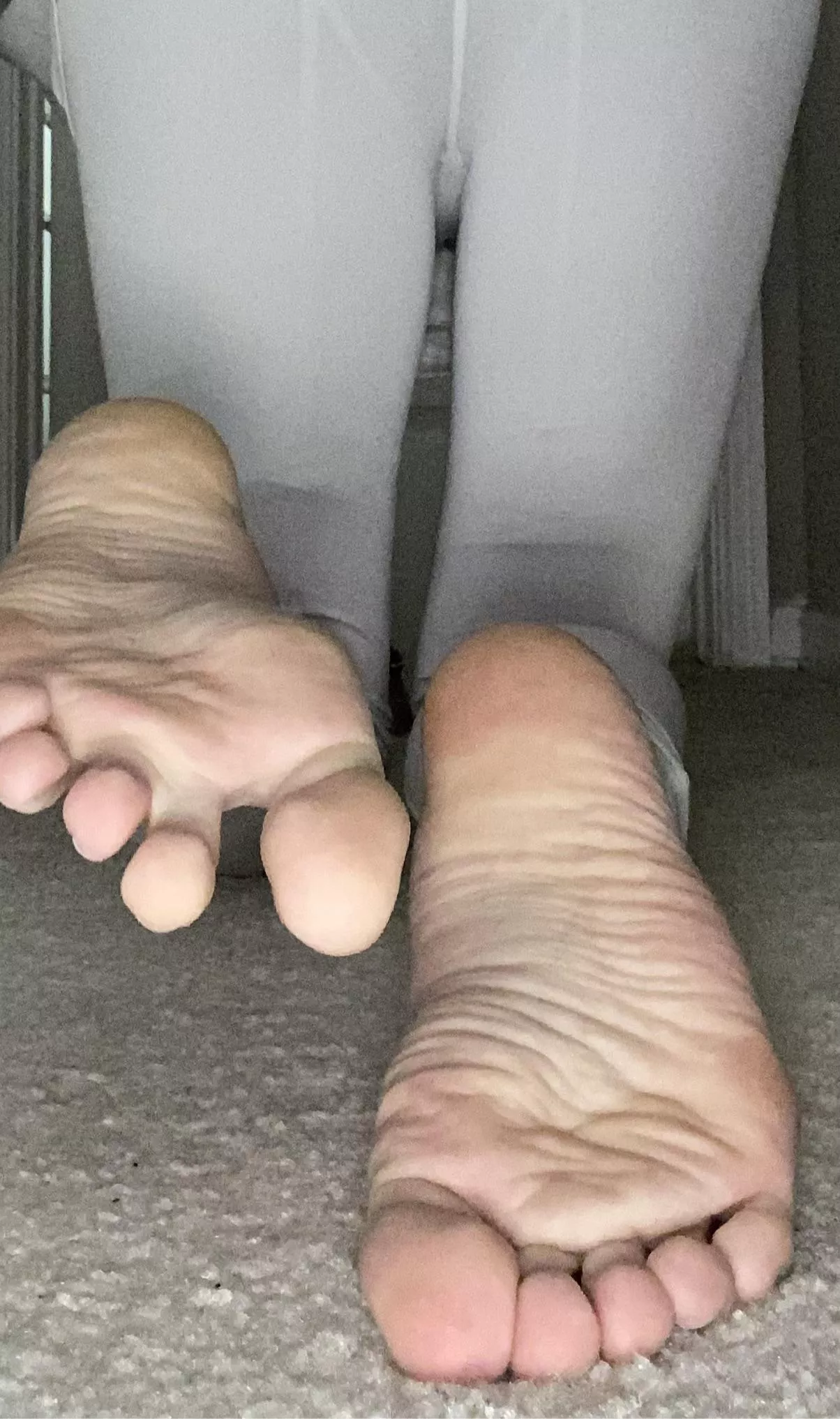 dm me what you’d do to my soles😋