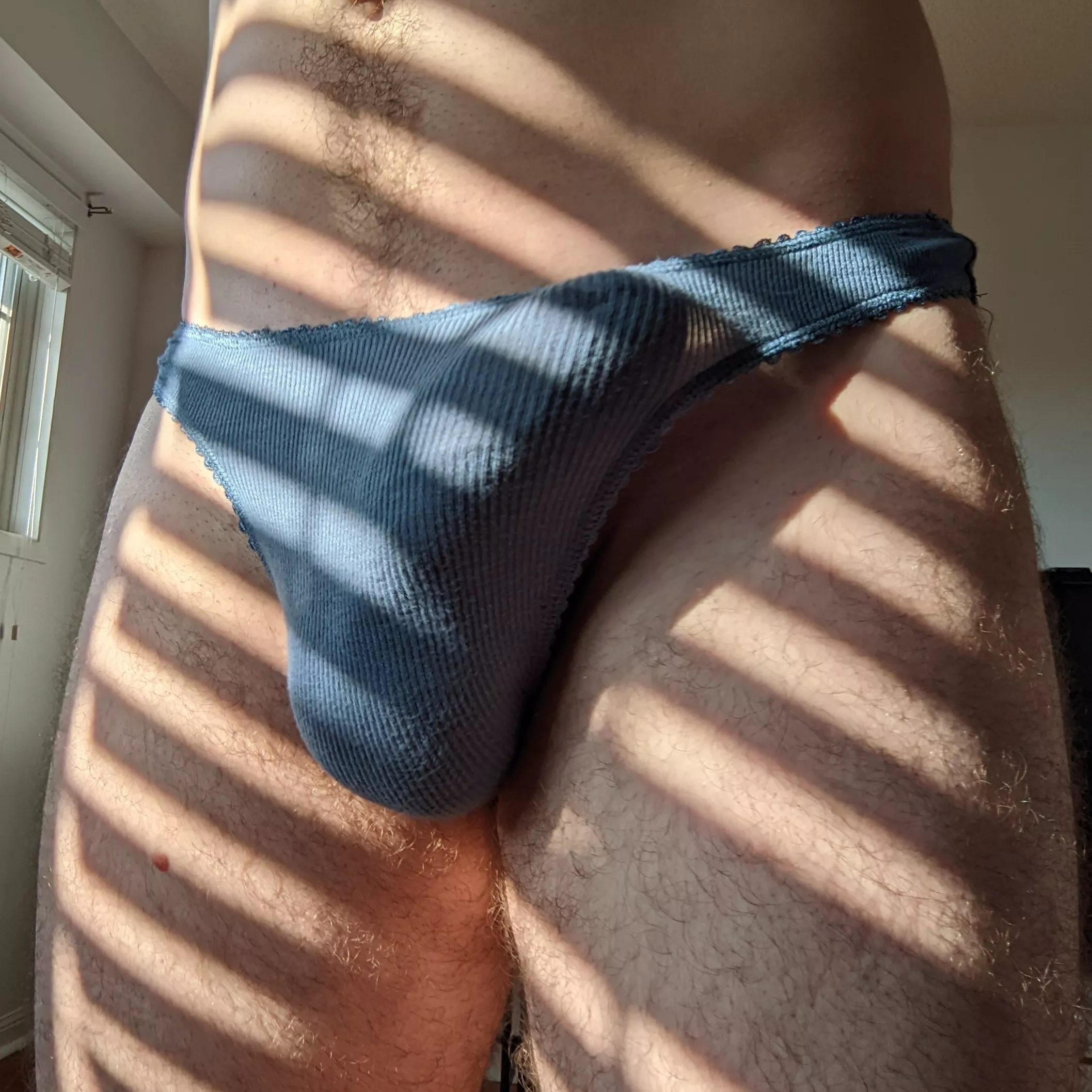 Do these stripes make my bulge look bigger?