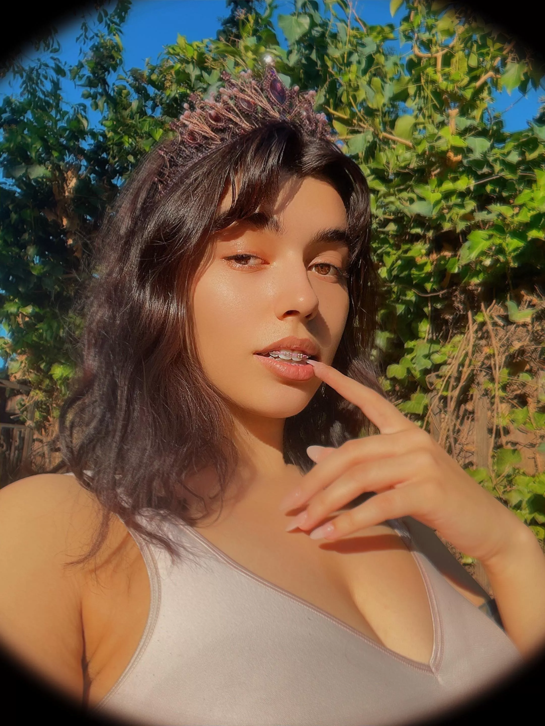 Italian Dad x Black/Hungarian mom ðŸ¦‹ I love how the sun makes me glow (f20)