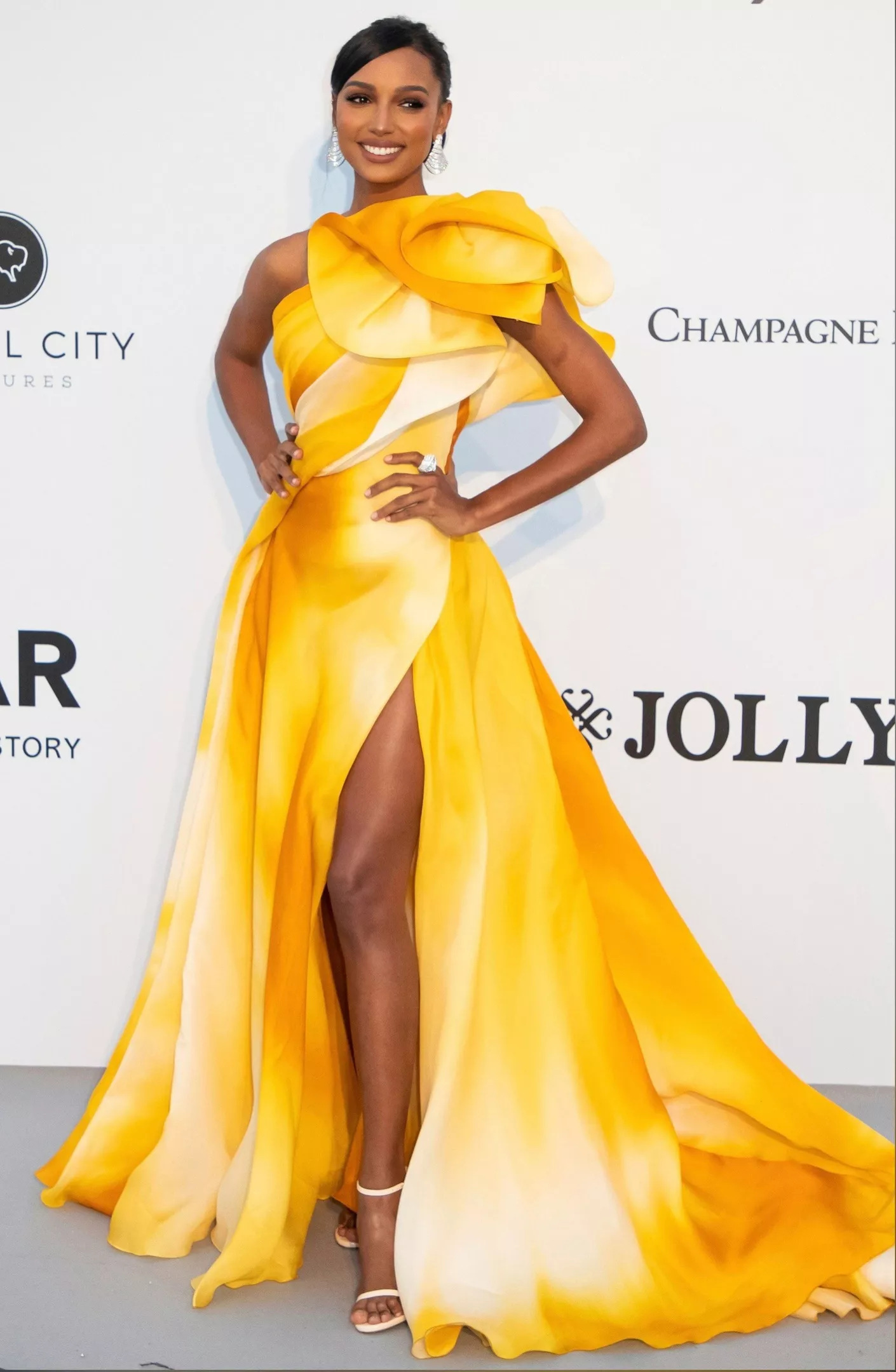 Jasmine Tookes in amazing Georges Chakra dress on amfAR-2019 ðŸ’›