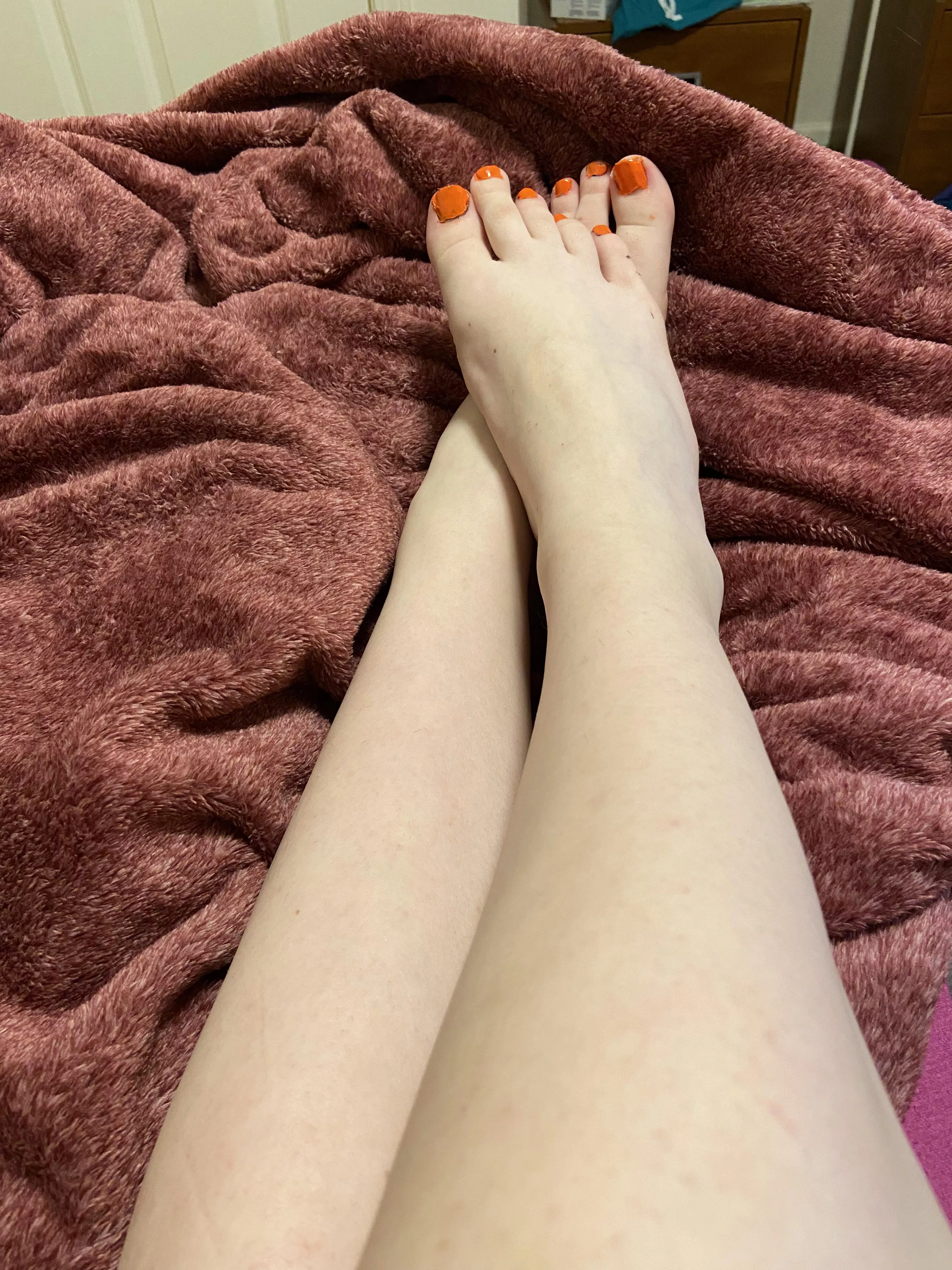 do you like my festive feet? 🧡