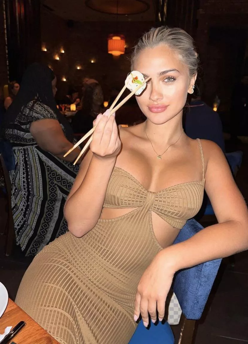 Sexy blonde in skin tight dress 😍