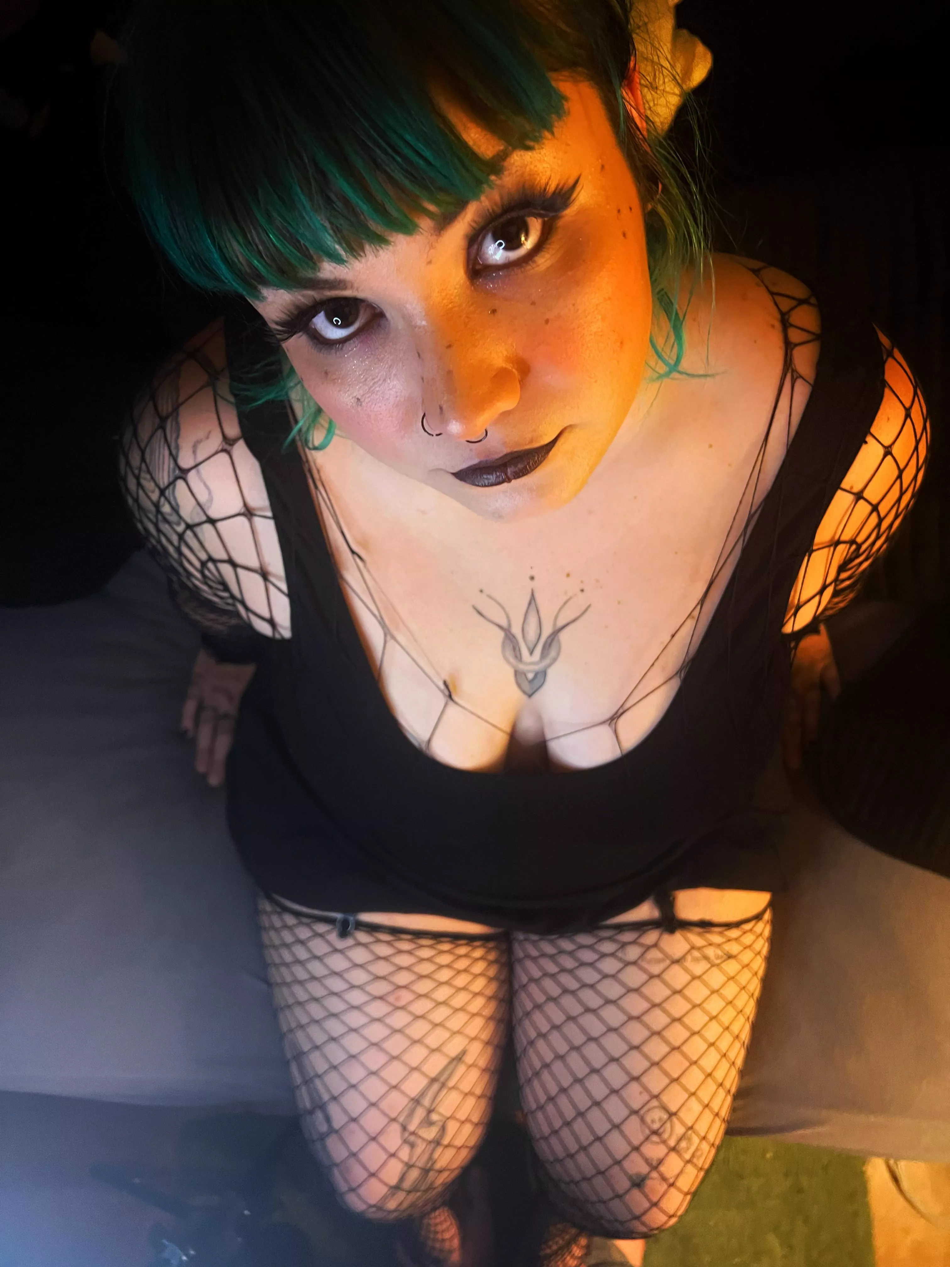 Green hair & fishnets ðŸ–¤