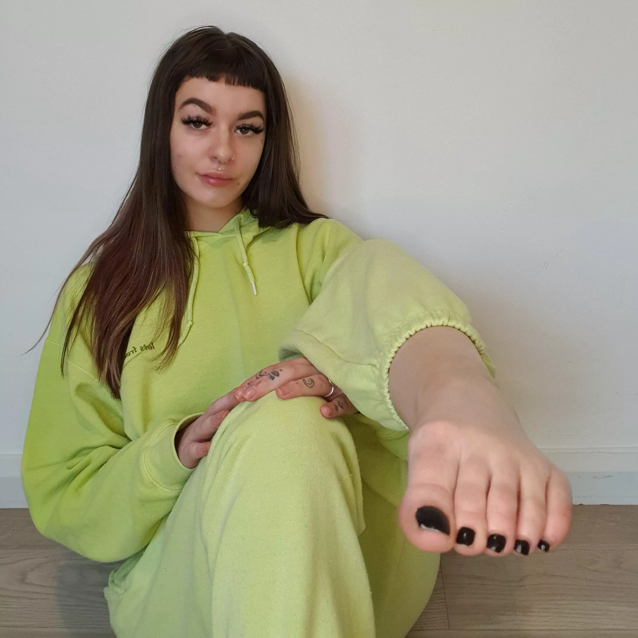 I love getting high and having my feet played with ðŸ¤­ ðŸ’š