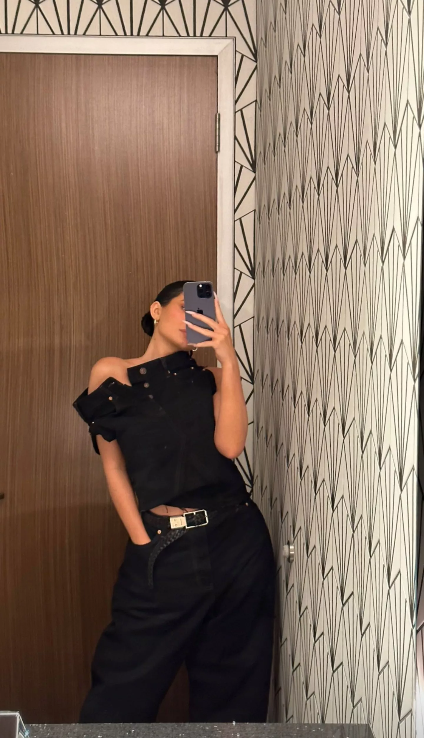 Selfie in all black (IG Story)