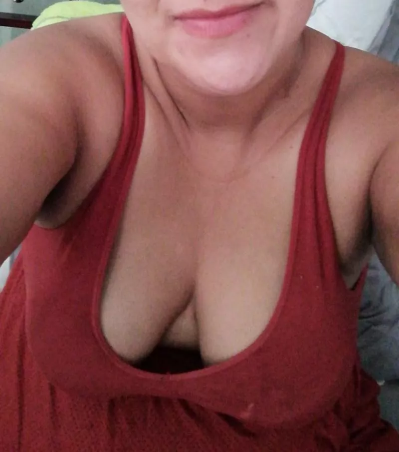 Another great Wifey downblouse pic