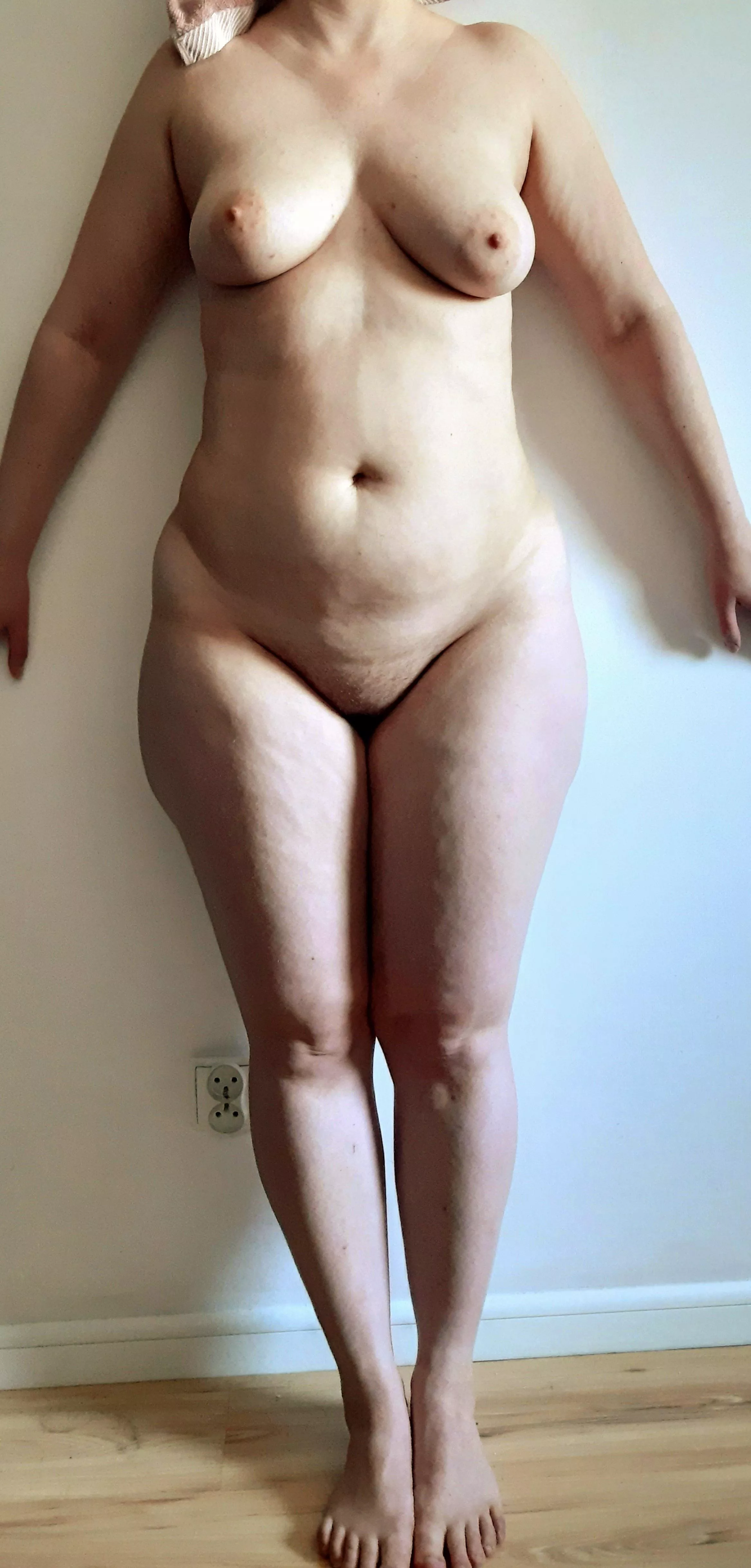 F28 158lbs 5,5ft Hi! This is how my whole body looks at the front!