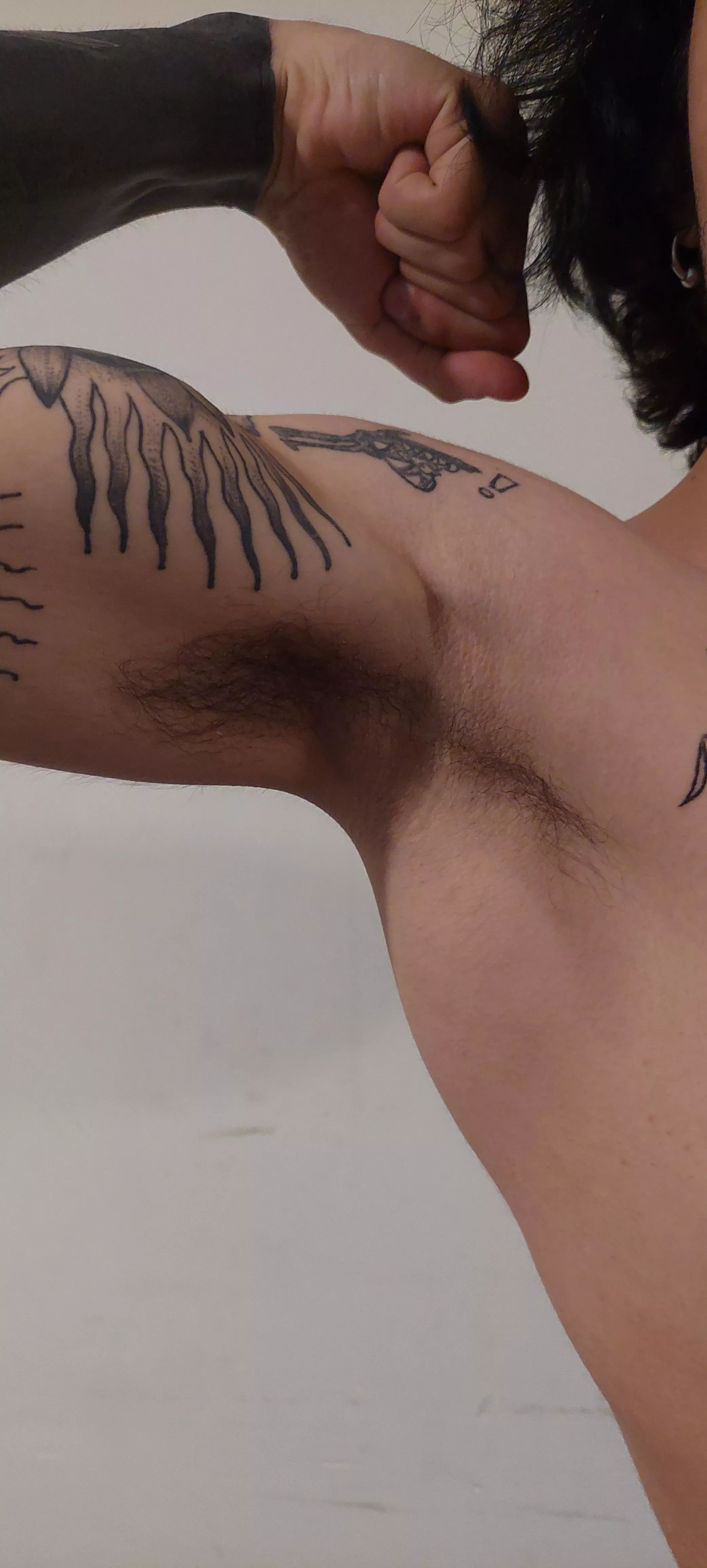 Hello there ;) Enjoy my sweaty pits