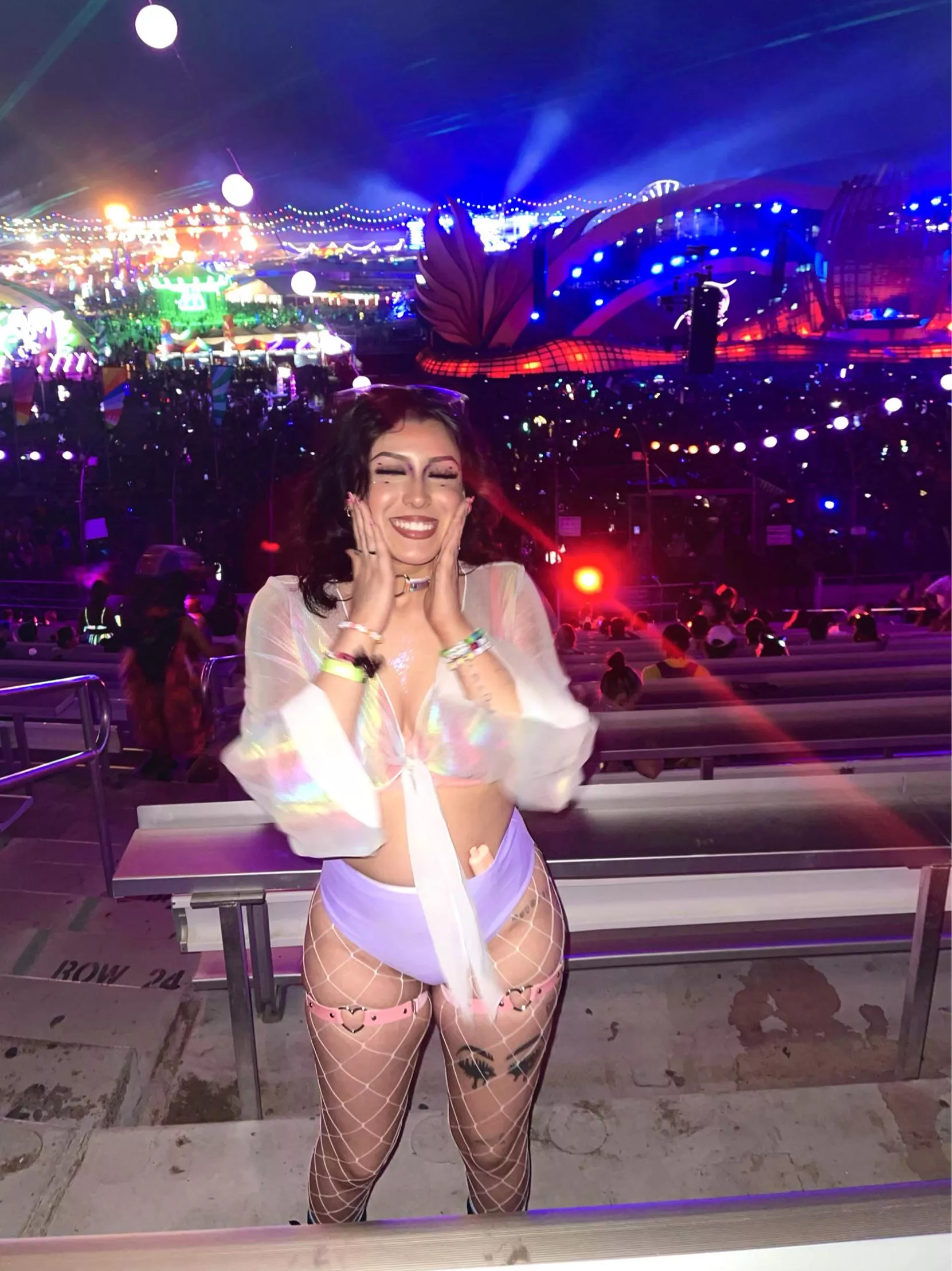 pov: you met this pretty rave girl ðŸ’˜