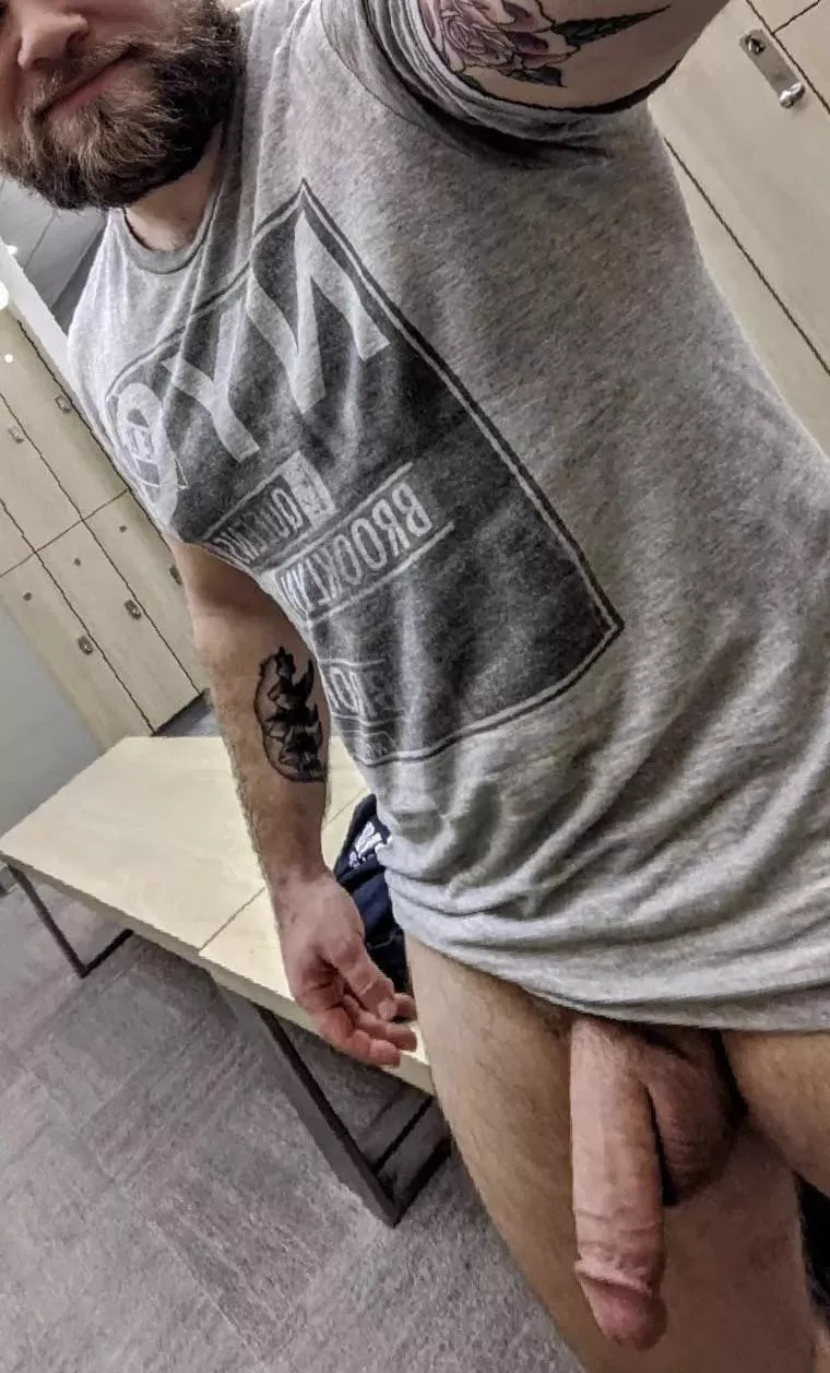 Raise your hand if youâ€™d suck my sweaty cock and balls at the gym