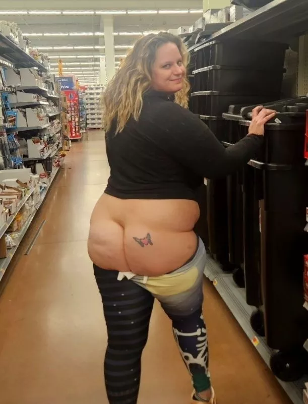 Chubby ass out in Walmart for humpday