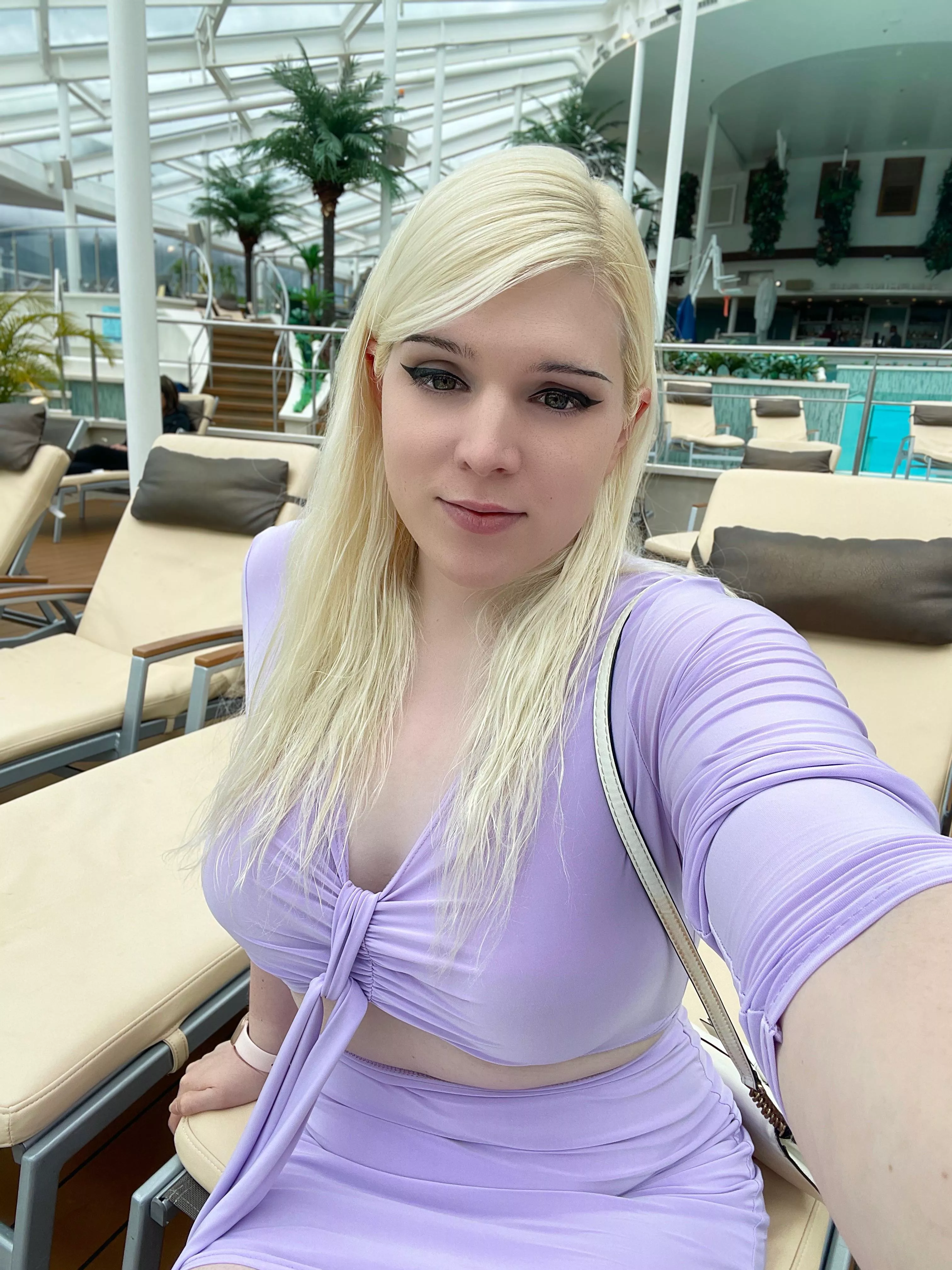 Would you vacay with a pretty femboy? ðŸ’–