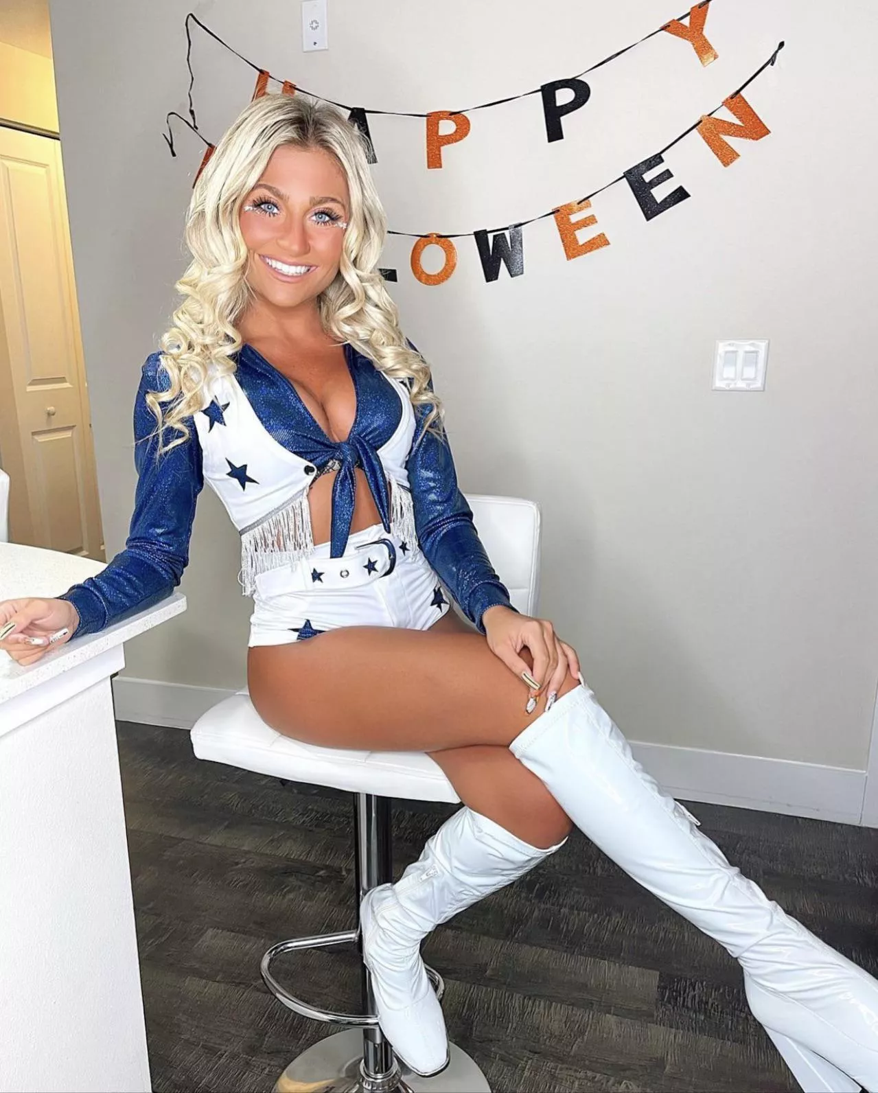 Another cowboys cheerleader