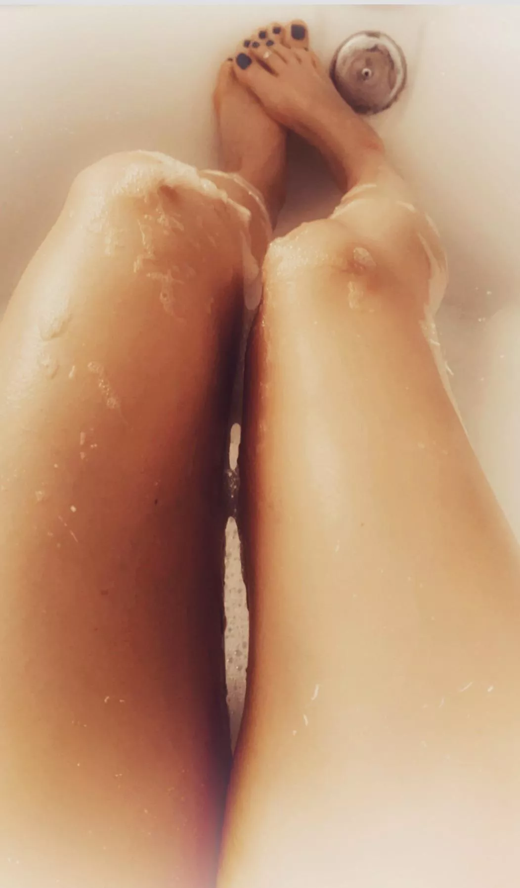 Legs and bubbles! 🫧💋