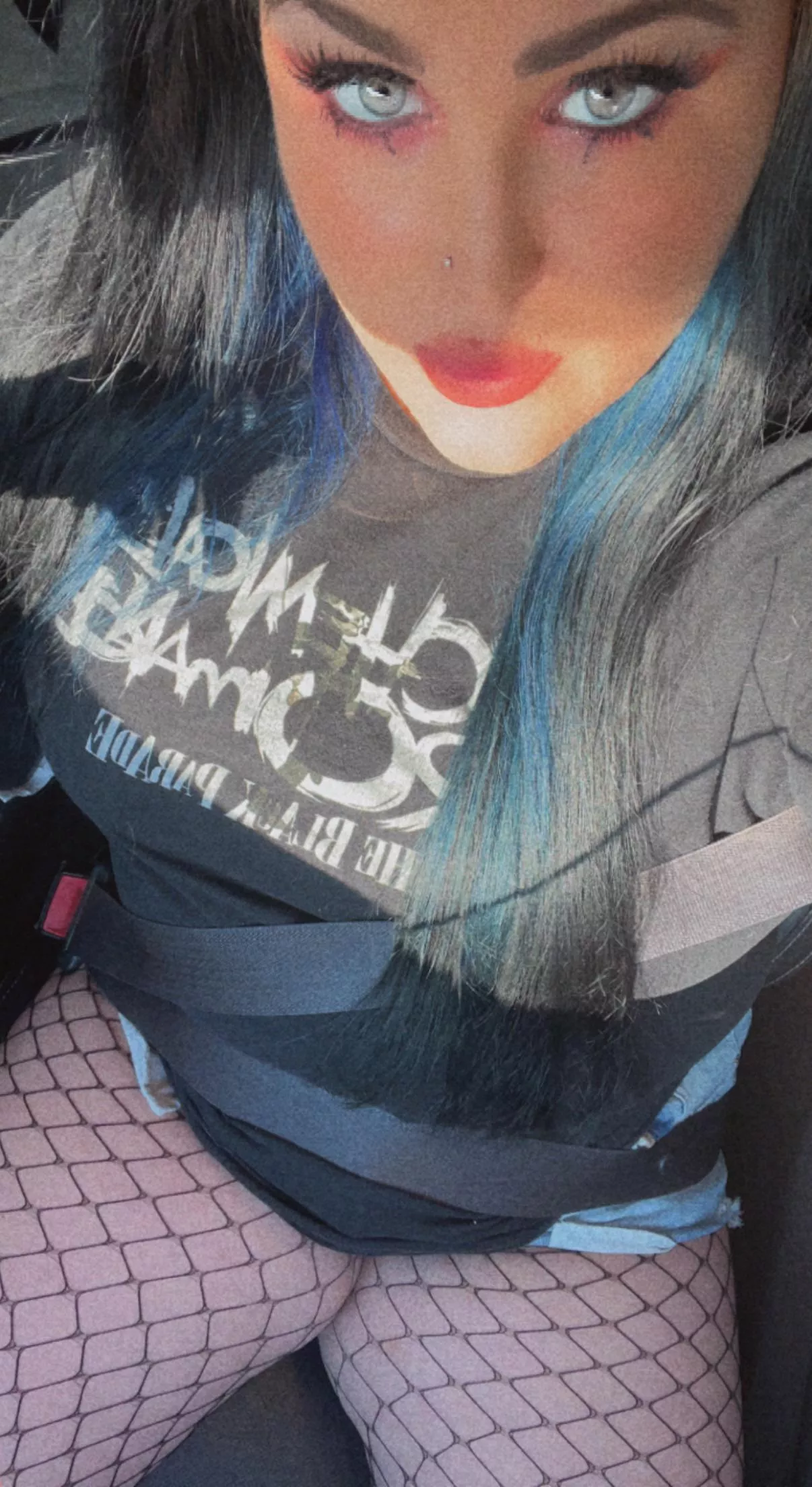 Like my fishnets?ðŸ’™ðŸ–¤