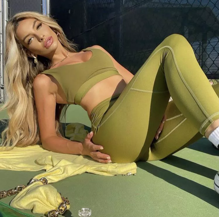 Thoughts on the green fabletics set?