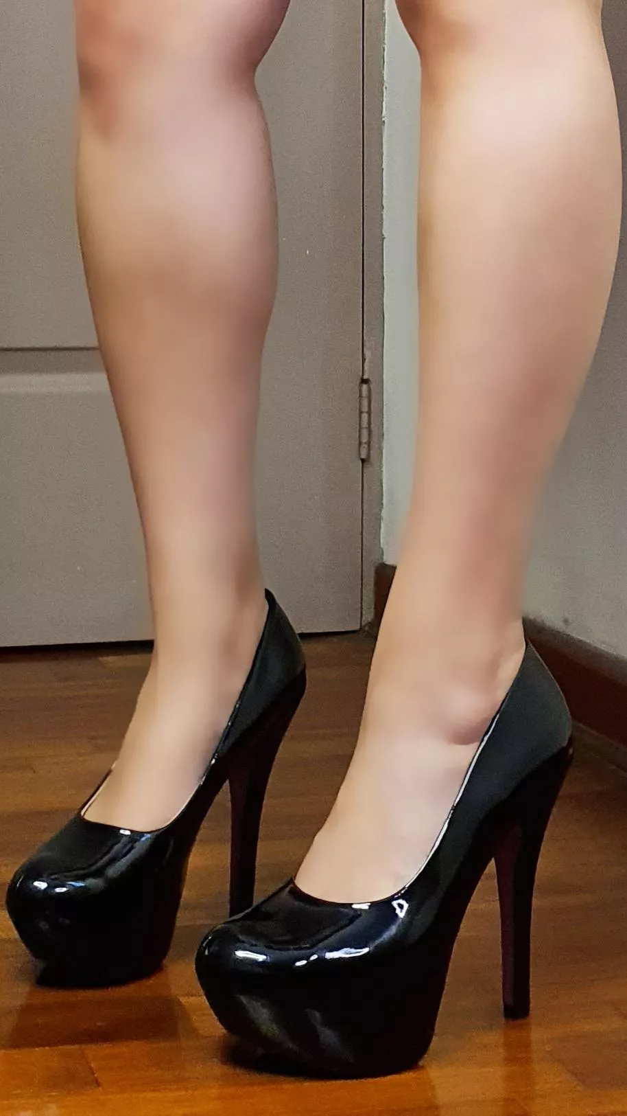 Black shiny pumps